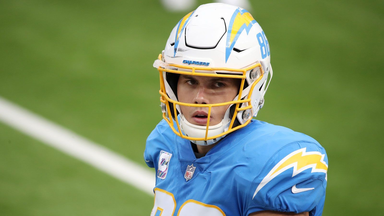 
                <strong>Hunter Henry (Tight End)</strong><br>
                Am Dienstagnachmittag deutscher Zeit sicherten sich Patriots dann laut Adam Schefter auch noch die Dienste von Tight End Hunter Henry. Demnach wird der 26-Jährige beim Team von Head Coach Bill Belichick einen Dreijahresvertrag unterzeichnen, der ihm bis zu 37,5 Millionen US-Dollar einbringen kann (25 Millionen US-Dollar garantiert). Die vergangenen fünf Jahre war Henry bei den Los Angeles Chargers aktiv, vor allem in den vergangenen beiden Spielzeiten lieferte der 35. Pick des Drafts 2016 mit insgesamt 1.265 Receiving Yards und neun Touchdowns stark ab. Mit Jonnu Smith und Henry sind die Pats nun auf der Tight-End-Position extrem gut besetzt.
              