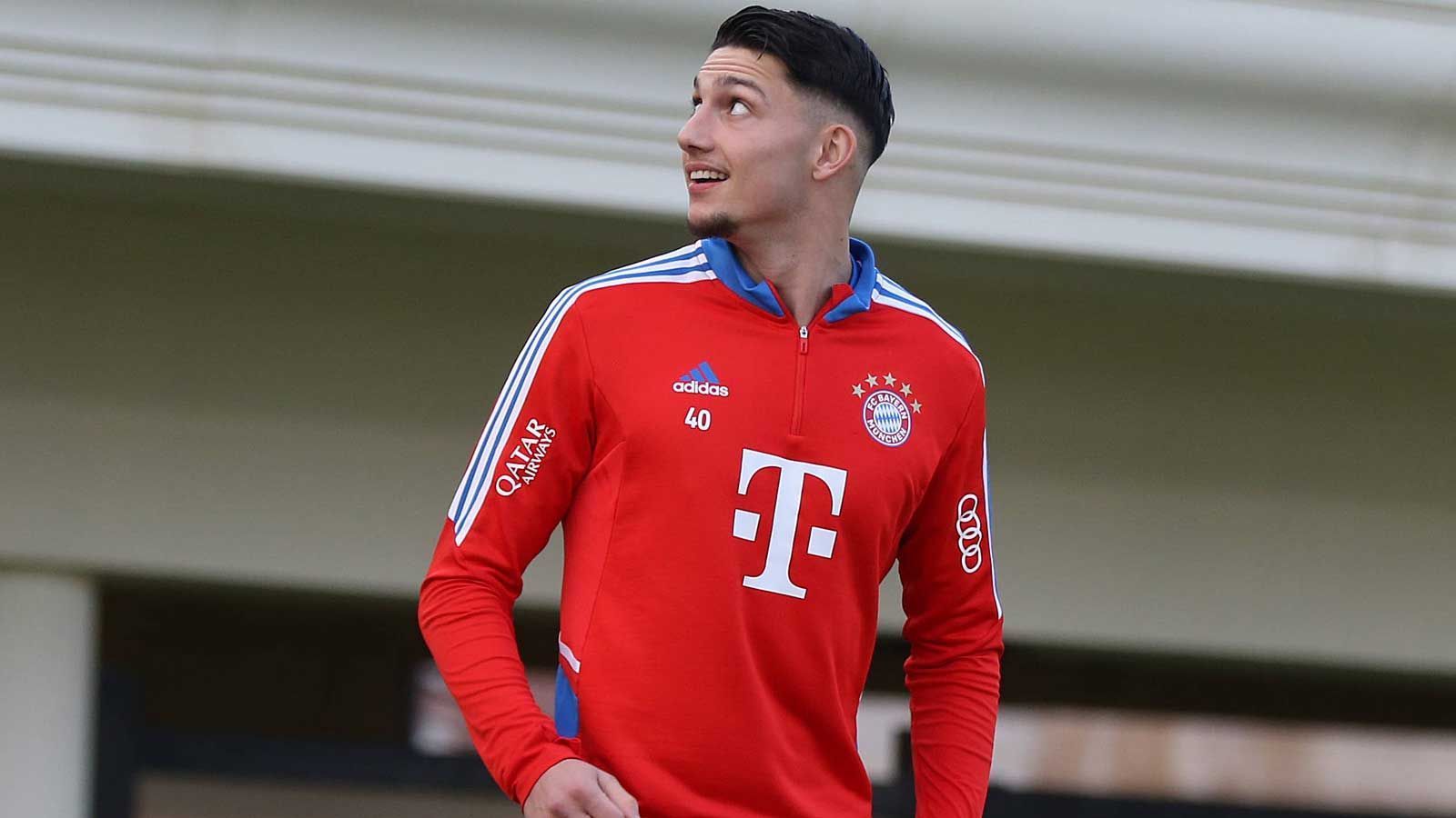 
                <strong>Yusuf Kabadayi (18 Jahre, Linksaußen)</strong><br>
                Spielt seit Sommer 2012 für die Bayern und ist – sofern gesund – Leistungsträger in der Regionalliga-Mannschaft. Allerdings war er zumindest in der laufenden Saison vom Verletzungspech verfolgt, verpasste aufgrund einer Oberschenkel – und einer Sprunggelenksverletzung bereits über 20 Spiele.
              