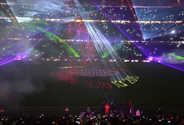 
                <strong>Der Dank an die Fans</strong><br>
                Der FC Bayern verabschiedet sich mit einer spektakulären Show von seinen Fans in die Winterpause.
              