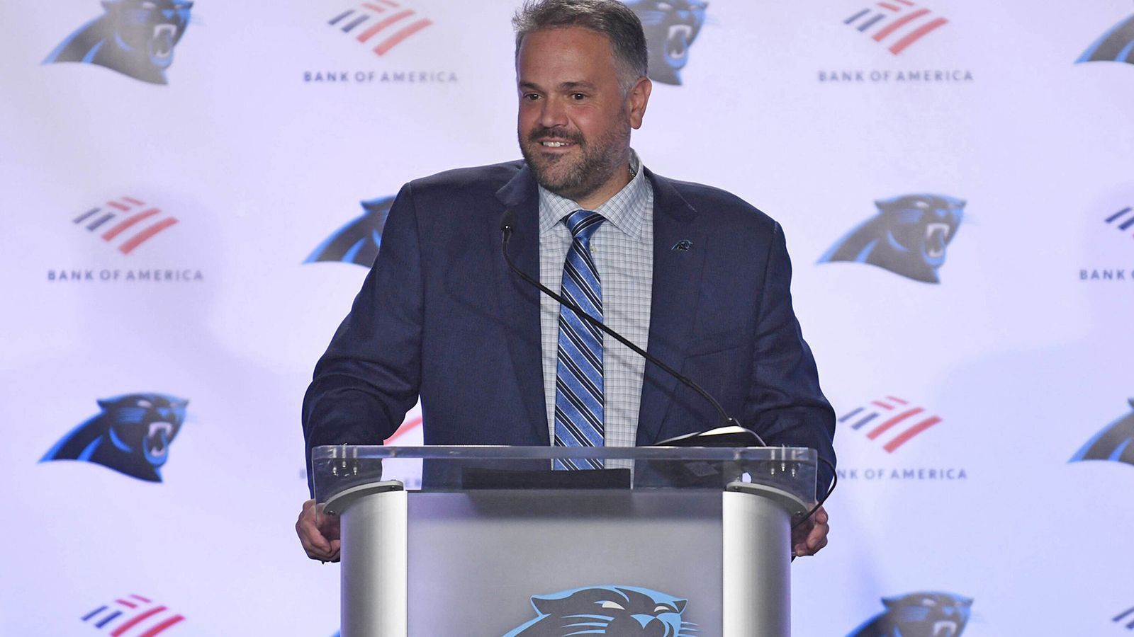 
                <strong>Gewinner: Panthers-Defense </strong><br>
                Unter Ron Rivera war die Defense der Carolina Panthers die größte Schwäche. Kein Wunder, dass sich der neue Head Coach Matt Rhule (Foto) im Draft darauf konzentriert hat. Am Ende gingen alle sieben Picks in die Defense! Mit Derrick Brown (DT), Yetur Gross-Matos (DE) und Jeremy Chinn (S) dürften die ersten drei Picks allesamt eine sofortige Verbesserung sein. 
              