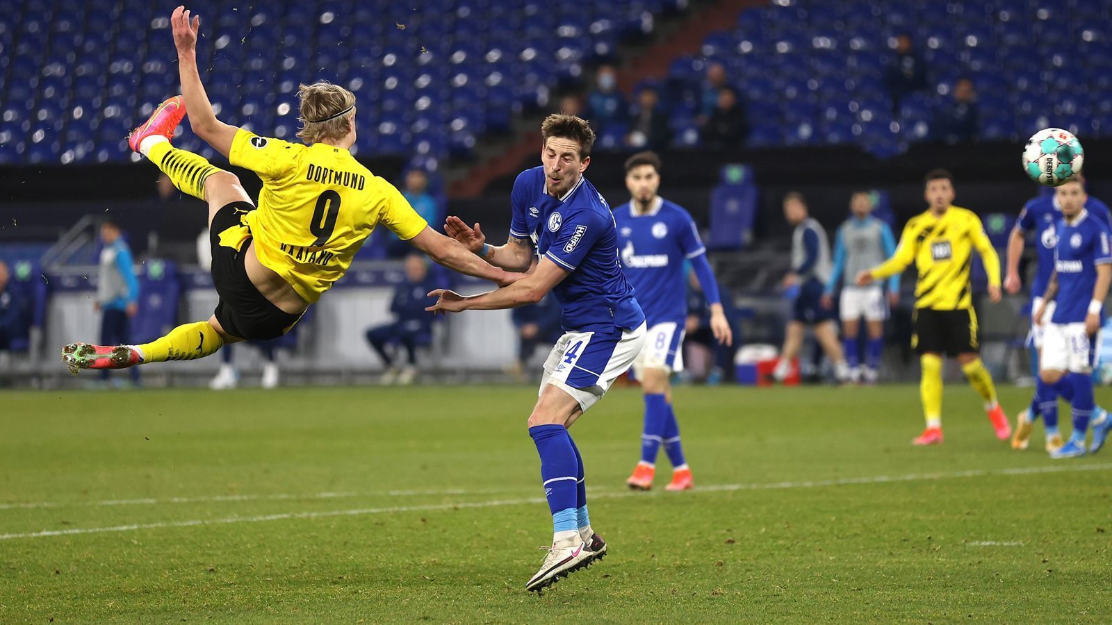 
                <strong>Einzelkritik Schalke-Dortmund</strong><br>
                Das 98. Revierderby geht auf das Konto von Borussia Dortmund. Die Mannschaft von Edin Terzic gibt sich gegen harmlose Schalker keine Blöße und gewinnt souverän mit 4:0. Während bei den "Königsblauen" die Lichter ausgehen, bleibt der BVB an den internationalen Plätzen dran. ran.de hat die Leistungen der beiden Mannschaften bewertet.
              