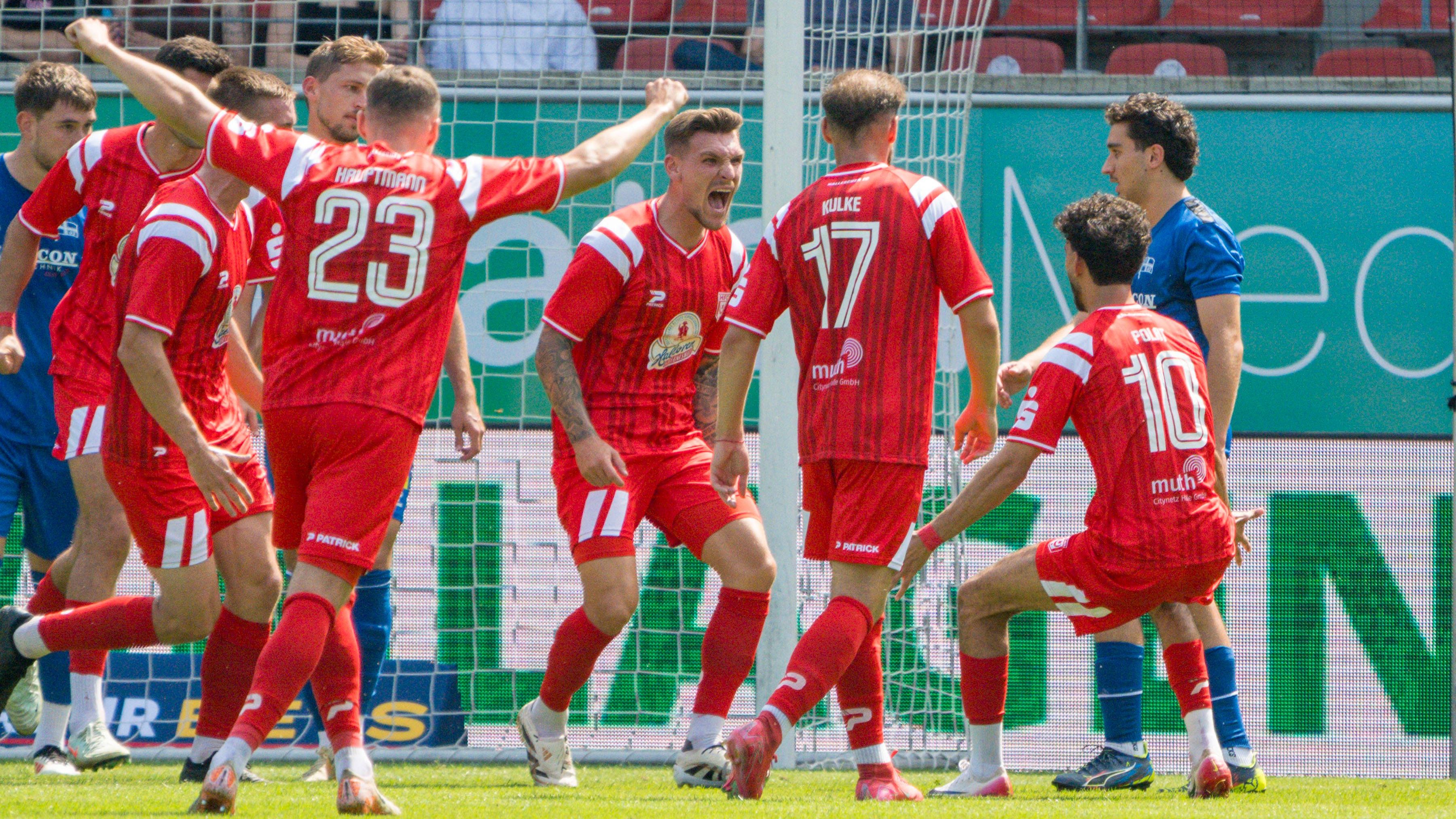<strong>Hallescher FC - FC Augsburg</strong><br>Noch besser als die Lok hat es der Hallesche FC gemacht, die sind aus drei Spielen gar perfekt in die neue Saison gestartet und grüßen von der Tabellenspitze der Regionalliga Nordost. Erst einen Gegentreffer fingen sich die Hallenser bei sieben erzielten Toren. Die Favoritenrolle ist nicht klar verteilt.