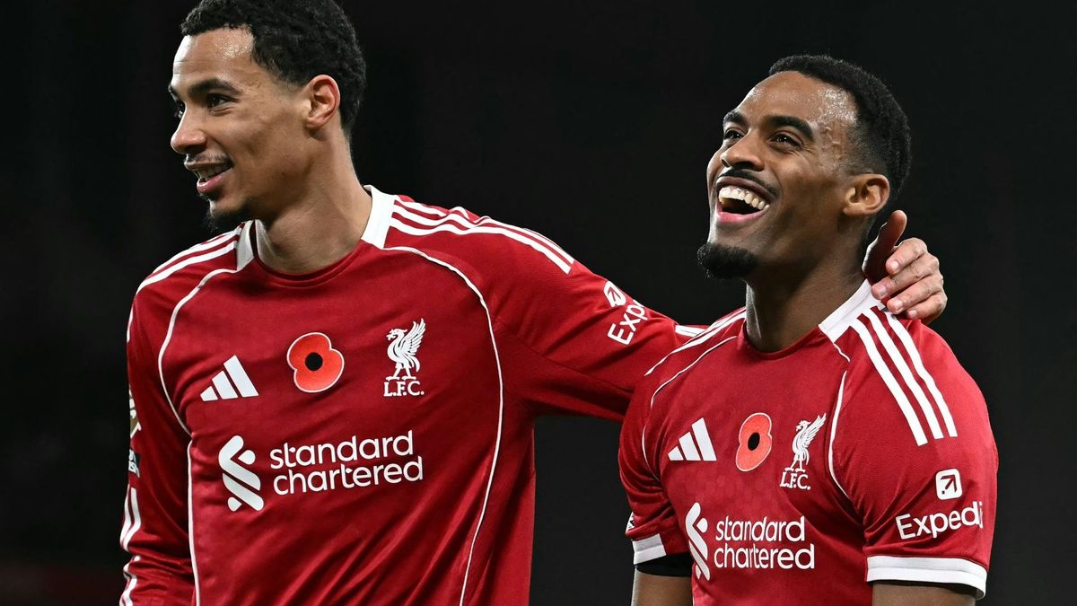 Ryan Gravenberch (r.) feiert sein Tor