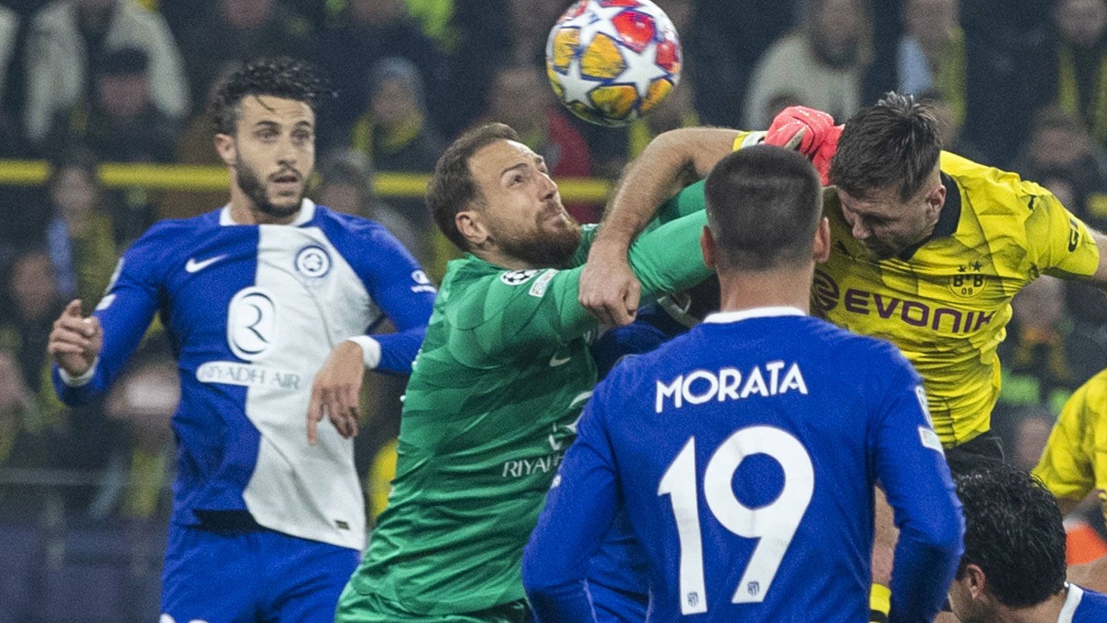 <strong>Jan Oblak (Atletico Madrid)</strong><br>Muss in der ersten halben Stunde kaum eingreifen. Sieht beim 0:1 in der 34. Minute nicht gut aus, als er aus spitzem Winkel von Brandt getunnelt wird. Auch in der Folge mit der ein oder anderen suboptimalen Abwehr. Hätte früher womöglich das ein oder andere Gegentor gehalten.&nbsp;<strong>ran-Note: 4</strong>