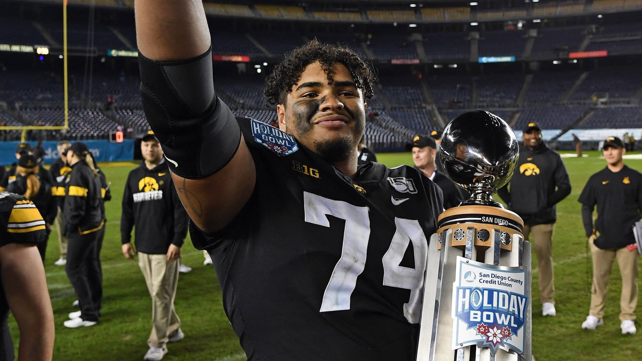 
                <strong>4. Pick - New York Giants: Tristan Wirfs (Iowa)</strong><br>
                New York braucht Verstärkung in der O-Line, sonst wird Quarterback Daniel Jones zu nervös in der Pocket. Wie das aussieht, haben wir letzte Saison gesehen.
              