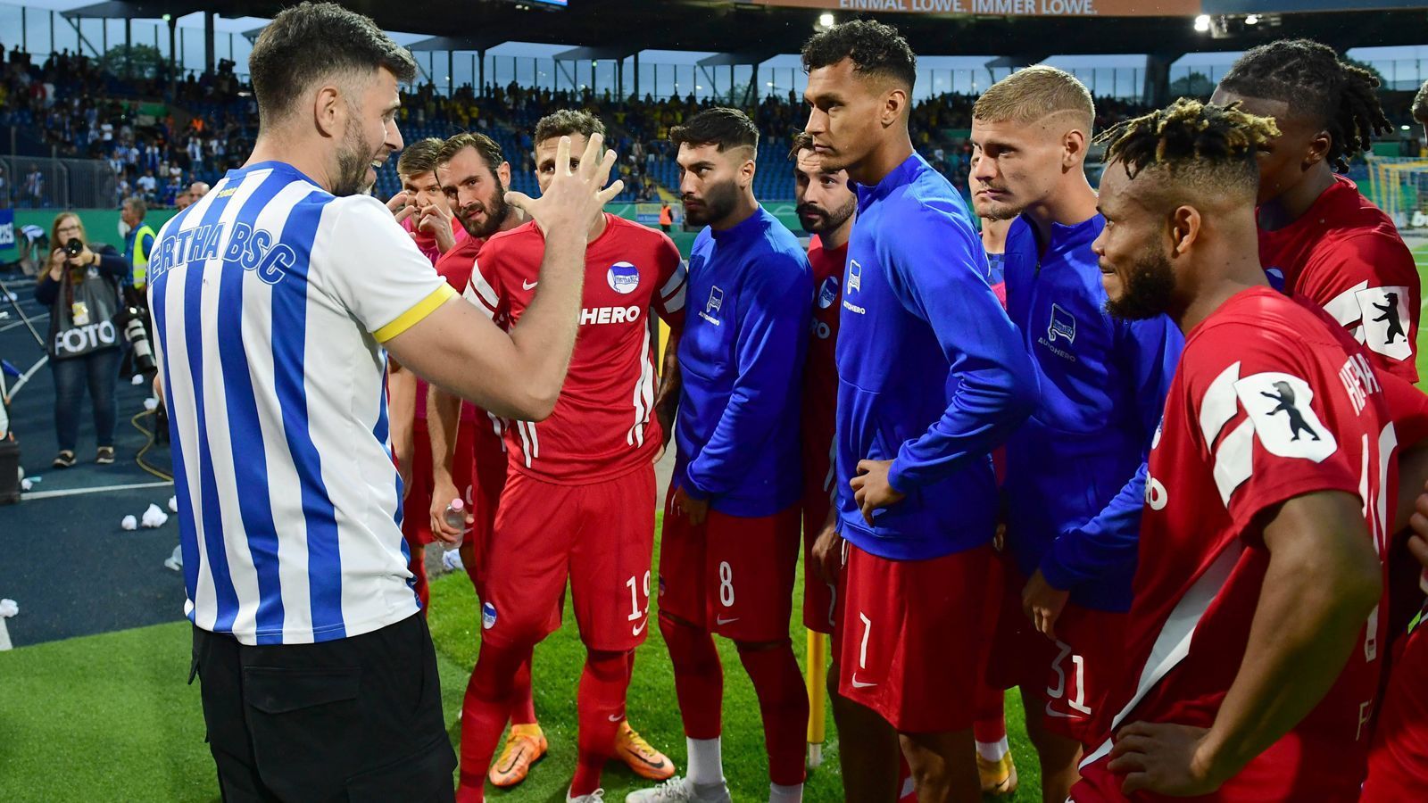 
                <strong>Hertha BSC</strong><br>
                Bei Hertha BSC ging der Saisonstart mit dem Aus im Elfmeterschießen bei Eintracht Braunschweig nach hinten los. Nun steht ausgerechnet das Stadtderby beim 1. FC Union Berlin in Köpenick an. Spätestens seit der Relegations-Rettung in der vergangenen Saison gegen den Hamburger SV wissen die Herthaner mit Druck umzugehen. Oder gibt's doch Deja-vu und die Pleiten-Pech-und-Pannen-Serie aus dem Vorjahr geht von vorne los? Trainer Sandro Schwarz soll das verhindern, der Kader hat aber noch Baustellen. In Dodi Lukebakio ist ein Leihspieler zurück in Berlin, der im Pokal gute Ansätze zeigte.
              