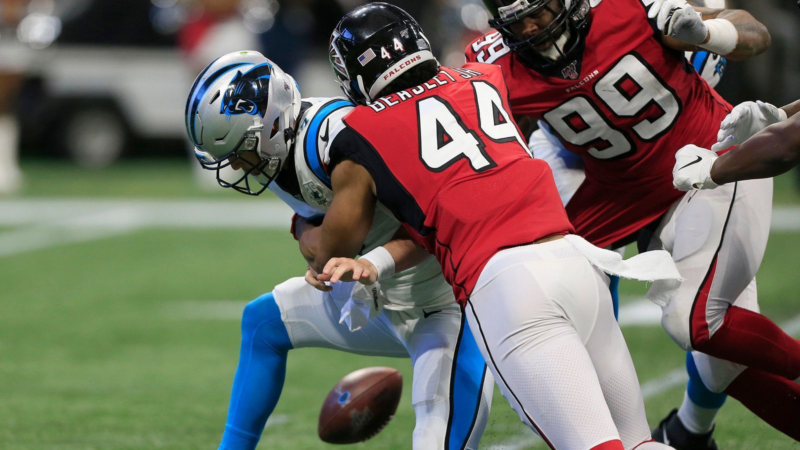 
                <strong>Defense: Atlanta Falcons</strong><br>
                Einen gebrauchten Sonntag erlebten die Carolina Panthers in Spiel eins nach der Ära von Ron Rivera. Dass Quarterback Kyle Allen nicht ins Spiel fand, war vor allem der starken Defense der Atlanta Falcons geschuldet. Beim 40:20-Heimsieg stach besonders Damontae Kazee heraus, dem zwei Interceptions gelangen. Das Team von Head Coach Dan Quinn verbuchte zudem fünf Sacks und zwei Fumbles.Gesamtpunktzahl: 16
              