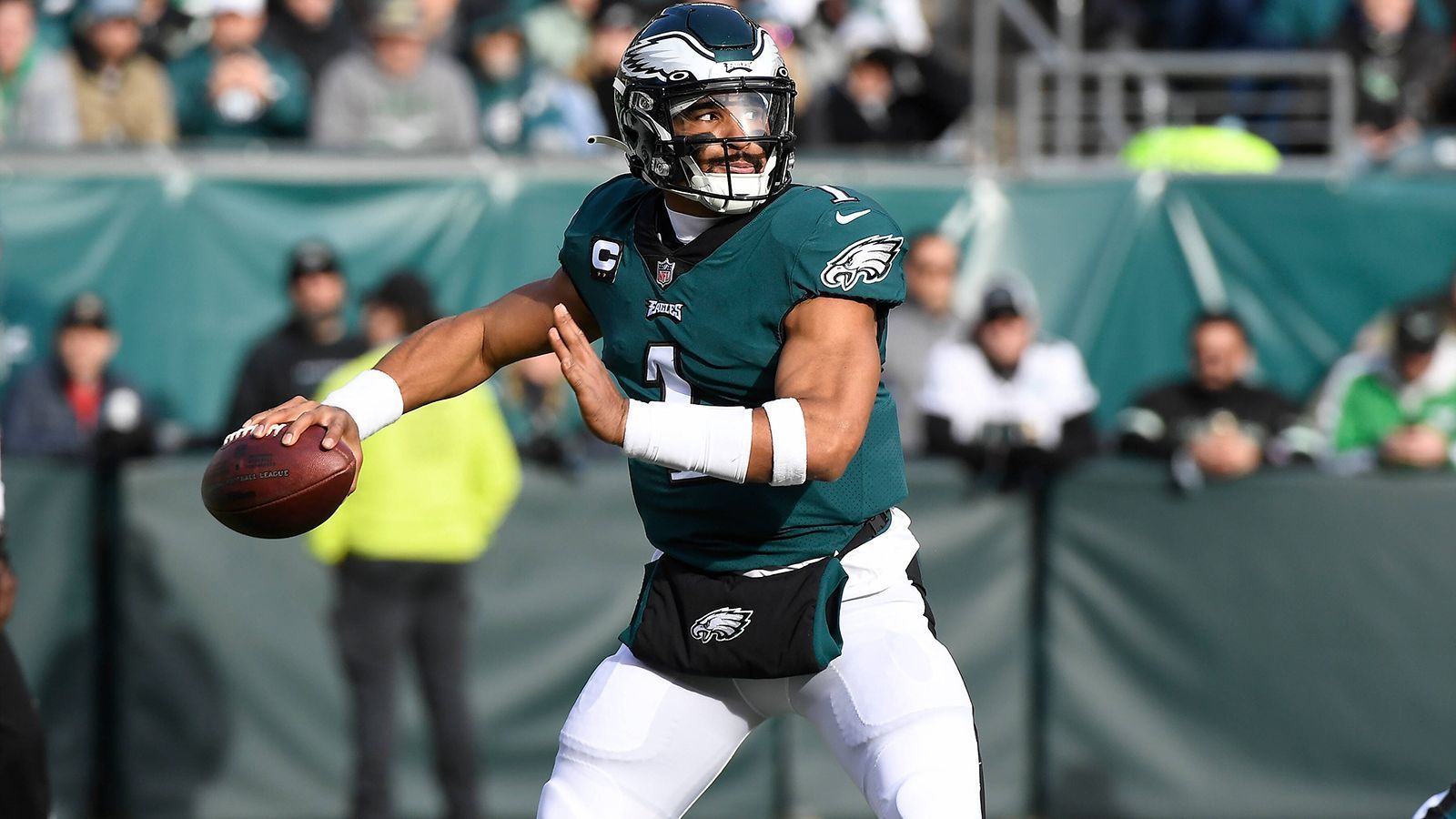 
                <strong>Philadelphia Eagles (11-1)</strong><br>
                Die Philadelphia Eagles sind derzeit das beste Team der NFL. Elf Siege und nur eine Niederlage sprechen eine deutliche Sprache. Jalen Hurts und Co. können sich schon auf die Playoffs vorbereiten.
              