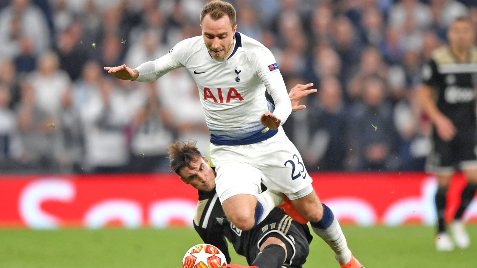 
                <strong>Christian Eriksen </strong><br>
                Bekommt das Spiel der Spurs gar nicht in den Griff, kann kaum Impulse setzen, um dem Amsterdamer Spiel den Druck zu nehmen und Tottenham Luft und Angriffe zu verschaffen. Findet besser ins Spiel, als die Spurs von 3-5-2 auf 4-4-2 umstellen. Die entscheidende Aktion gelingt aber auch ihm nicht. ran-Note: 4
              