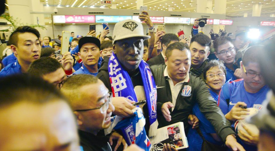 
                <strong>Demba Ba</strong><br>
                Von 2007 bis 2011 spielte der Stürmer noch für die TSG 1899 Hoffenheim. Nach mehreren Stationen in der englischen Premier League und einen Abstecher in die Türkei landete er im Jahre 2015 bei Shanghai Shenhua. Richtig glücklich wurde er dort allerdings nicht. Im ersten Halbjahr 2017 ließ er sich zu seinem Ex-Verein Besiktas Istanbul verleihen. Laut Medienberichten hoffte er, dass die Türken eine Kaufoption ziehen. Weil er aber verletzungsbedingt nur auf zwei Einsätze kam, erfüllte sich dieser Wunsch nicht. Nun ist der 32-Jährige zurück in China und laboriert an einer Beinverletzung. Sein Vertrag endet im Sommer 2018.
              