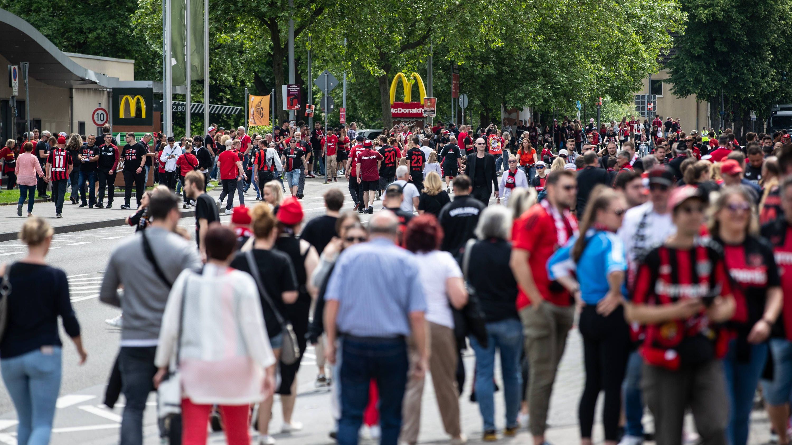 <strong>Bayer Leverkusen feiert den Double-Gewinn</strong><br>In Leverkusen herrschte ein reges Treiben. Viele Fans durchzogen die Straßen oder machten sich auf den Weg in Richtung BayArena.