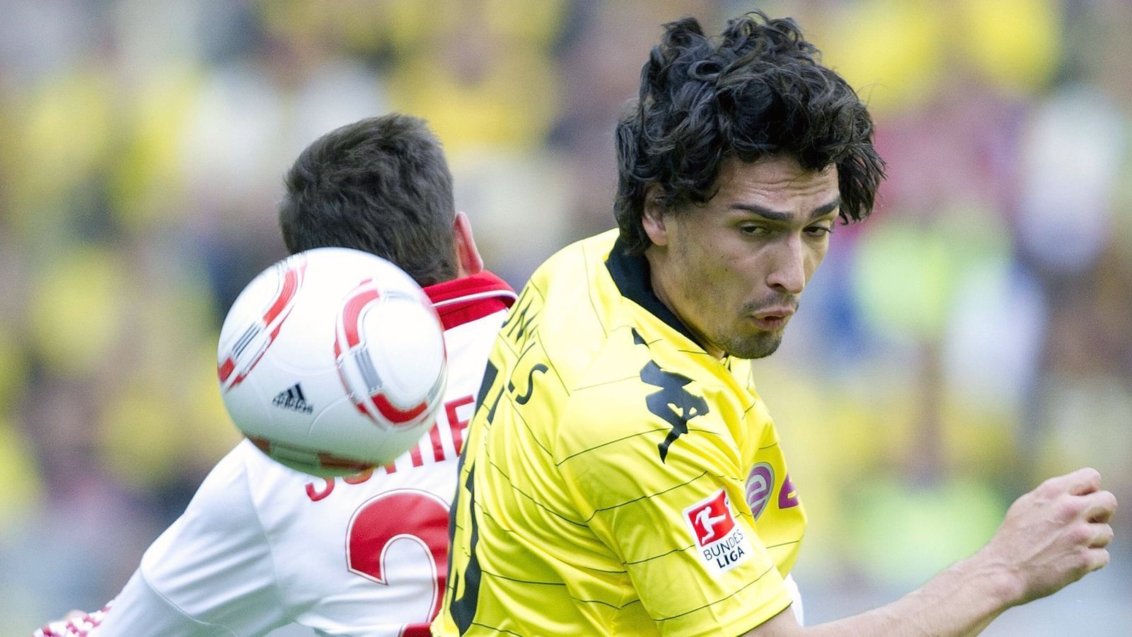 
                <strong>Mats Hummels</strong><br>
                Der damals ebenfalls erst 22 Jahre junge Mats Hummels startete in Dortmund seine spätere Weltkarriere. Von Anfang 2008 an spielte der bei den Bayern ausgebildete Innenverteidiger für den BVB und war später Teil der Dortmunder Mannschaft, die 2011 und 2012 den Meistertitel einfuhr. 2016 kehrte Hummels als gestandener Star und Weltmeister zu den Bayern zurück, drei Jahre später ging es zurück zum BVB, wo er immer noch spielt. Für FCB und BVB brachte es Hummels bislang insgesamt auf 361 Bundesliga-Einsätze.
              