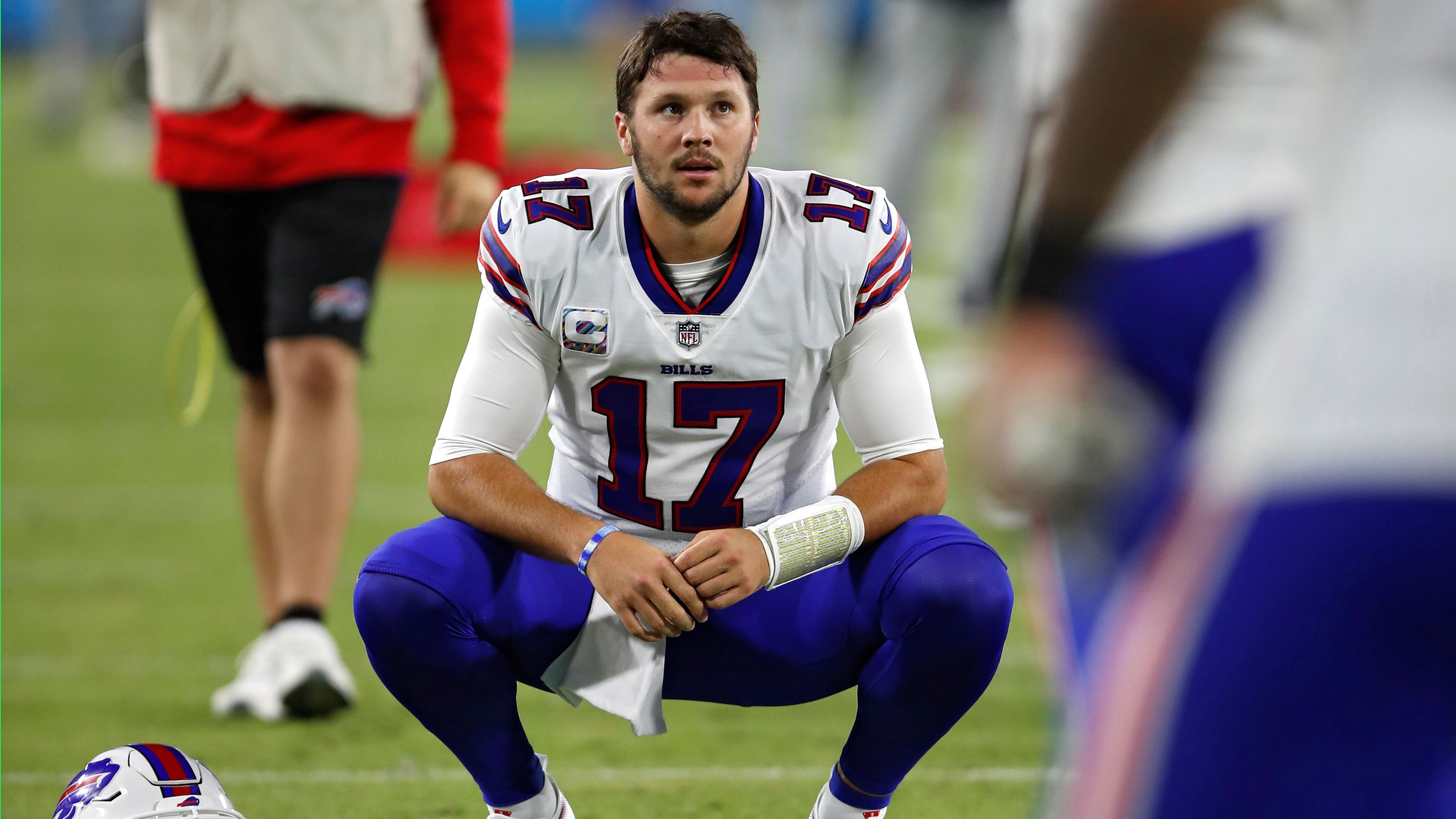 
                <strong>Vertrauen zurückgezahlt</strong><br>
                Die Buffalo Bills haben ihren Quarterback vor der Saison mit einem neuen, langfristigen Vertrag ausgestattet und Josh Allen auf einen Schlag zum zweitbestbezahlten Spielmacher der Liga gemacht. Einige Stimmen wurden laut, ob dies nicht zu voreilig sei und ob Allen diesen hohen Erwartungen gerecht werden könne. Aber der 25-Jährige hat geliefert - und wie! Über weite Strecken der Regular Season war Allen ein Contender im MVP-Rennen und führte seine Bills souverän in die Playoffs. Das dürfte die meisten Zweifler ruhig gestellt und Buffalo in seiner Entscheidung gestärkt haben, in Josh Allen den Franchise-Quarterback für die nächste Dekade gefunden zu haben. 
              