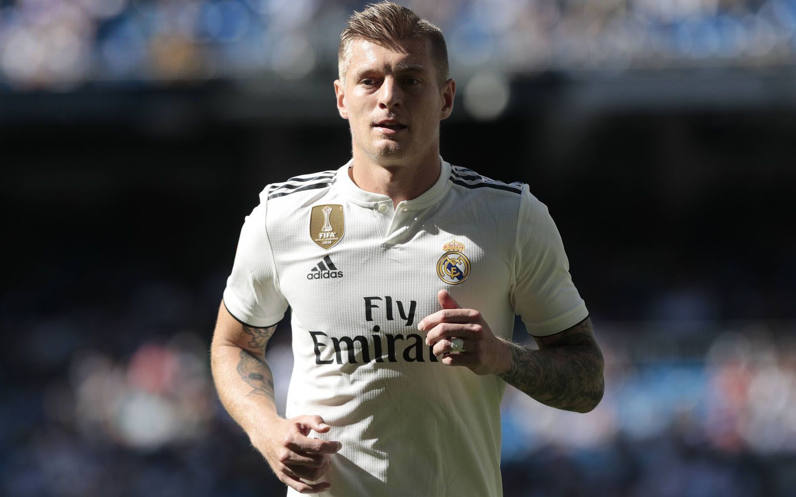 
                <strong>Toni Kroos</strong><br>
                Entgegen vieler Spekulationen bleibt Nationalspieler Toni Kroos bei Real und hat sogar seinen Vertrag vorzeitig bis 2023 verlängert. Damit wird der Weltmeister von 2014 nicht Teil des Umbruchs im Sommer sein. Zuletzt war spekuliert worden, ob es den 29-Jährigen nach fünf Jahren bei Real zu einem anderen europäischen Top-Klub zieht. 
              