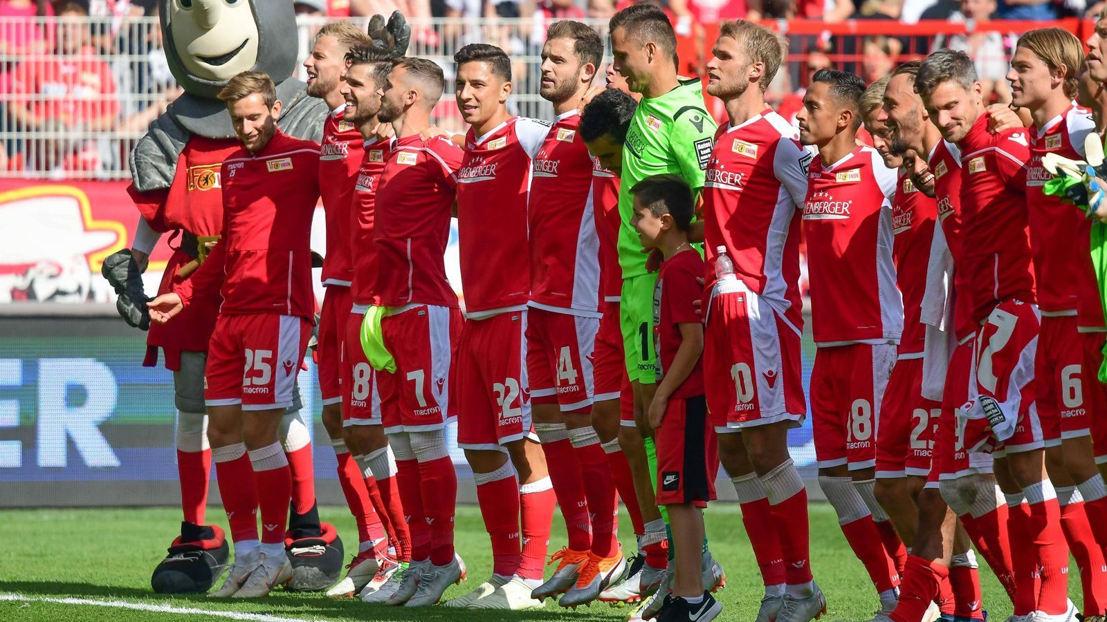 
                <strong>Platz 9 - Union Berlin</strong><br>
                56,93 Prozent der Befragten sehen Union Berlin als "sympathisch" an.
              