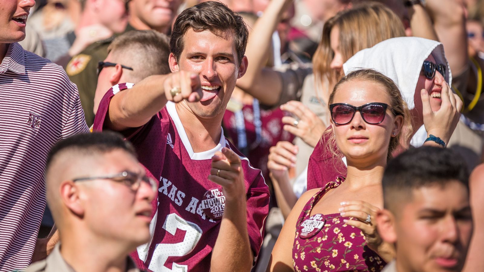 
                <strong>Was ist denn ein "Aggie"?</strong><br>
                "Aggie" nennen sich die Studenten der Texas A&M. Während sie sich noch bis in die fruhen 1900er Jahre stolz "Farmers" nannten, fing man so circa 1920 damit an sich "Aggie" zu nennen. Offizielle Bezeichnung der A&M Studis wurde "Aggies" aber erst 1949, als das Jahrbuch der Universität seinen Namen von "The Longhorn" in "Aggieland" änderte.
              