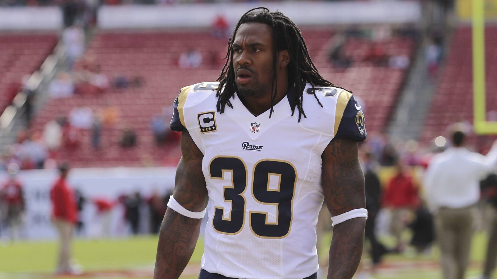 
                <strong>Steven Jackson (Running Back)</strong><br>
                Für Furore gesorgt hat auch Steven Jackson. Der 37-Jährige wurde 2004 von den St. Louis Rams an Position 24 gedraftet und drückte der Liga nach einem schwachen Rookie-Jahr seinen Stempel auf. In neun Jahren bei den Rams erzielte der Running Back 10.138 Lauf-Yards und hält damit noch heute den Franchise-Rekord. Der dreimalige Pro Bowler war zudem seiner Zeit voraus, stellte auch ein gefährliche Waffe im Passspiel dar. Bis heute ist Jackson der einzige NFL-Spieler mit mehr als 1.400 Lauf-Yards und 800 Receiving Yards innerhalb einer Saison.
              