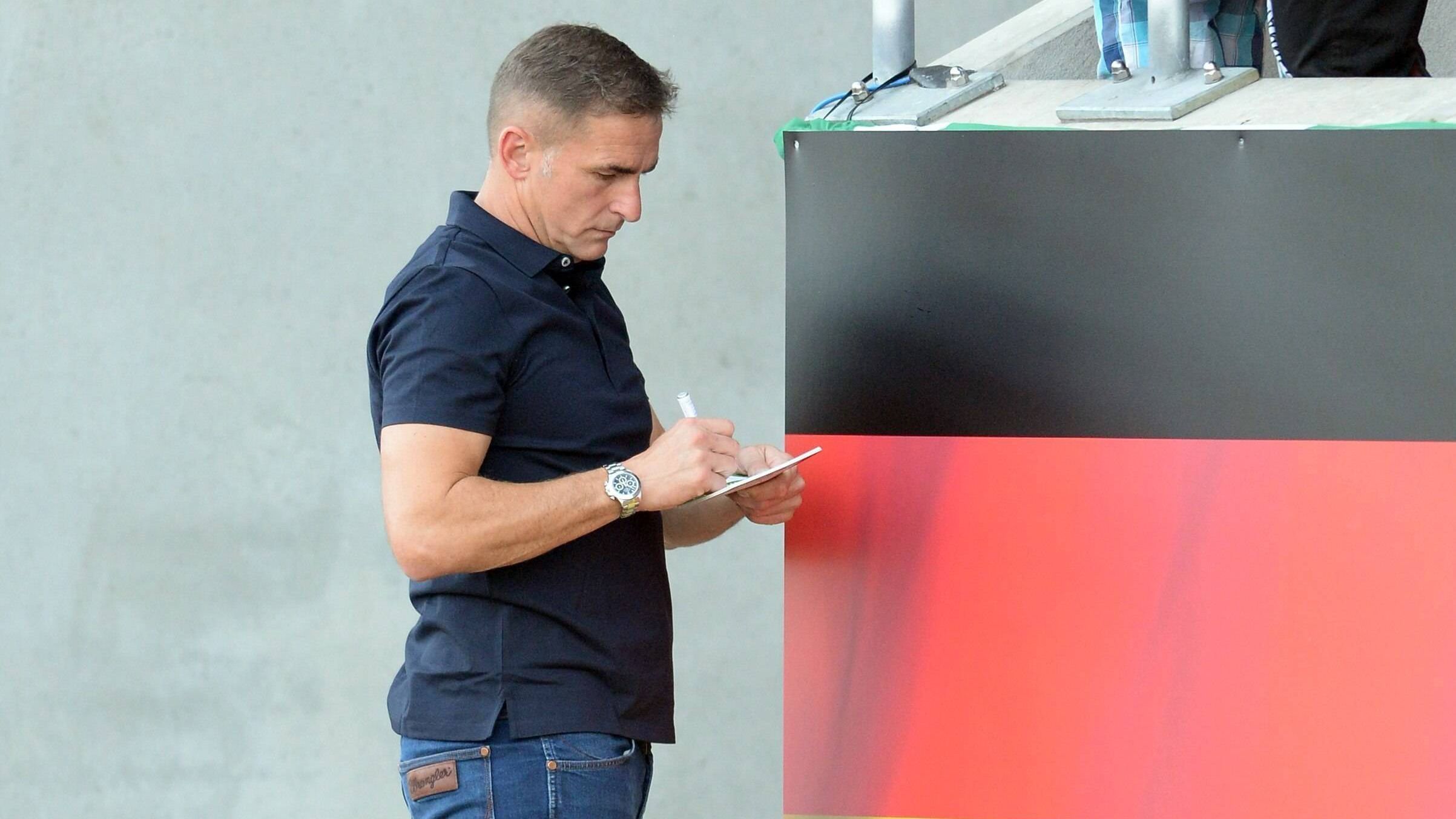 
                <strong>Einstand im September 2016</strong><br>
                Nach acht Jahren als Vorstandsvorsitzender beim 1. FC Kaiserslautern sucht sich Stefan Kuntz im September 2016 eine neue Herausforderung und wechselt zum DFB. Es ist der Beginn einer erfolgreichen Ära.
              