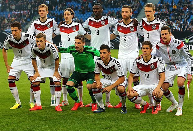 
                <strong>Das jüngste DFB-Team aller Zeiten</strong><br>
                Noch nie in der Geschichte des DFB hat ein Bundestrainer eine so junge Mannschaft aufs Feld geschickt wie Joachim Löw gegen Polen. 21,45 Jahre beträgt der Altersdurchschnitt der deutschen Nationalmannschaft in Hamburg. 
              