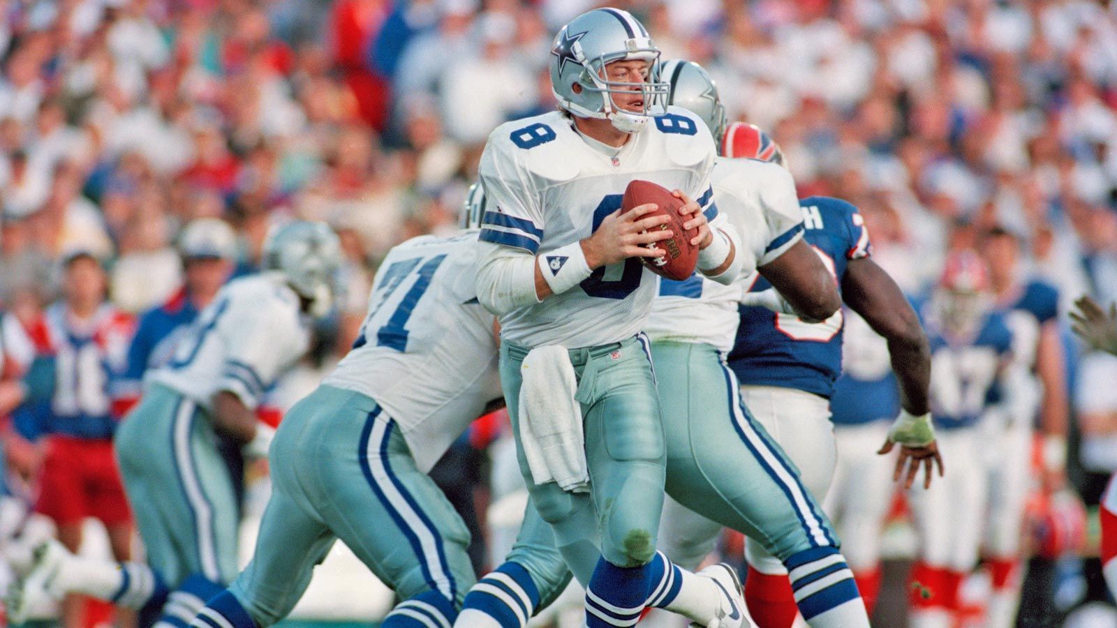 
                <strong>7. Troy Aikman (m.) mit 26 Jahren und 71 Tagen - Super Bowl XXVII am 31. Januar 1993</strong><br>
                Beim 52:17-Erfolg der Dallas Cowboys über die Buffalo Bills war Troy Aikman der entscheidende Mann mit vier geworfenen Touchdowns. In seiner Karriere sollte er noch zwei weitere Titel mit den Dallas Cowboys gewinnen können. 
              