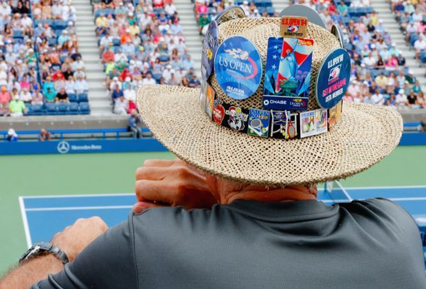 
                <strong>Souvenirs</strong><br>
                Dieser Fan erscheint häufiger bei den US Open. An seinem Hut hängen die Buttons der letzten zwanzig Jahre des Turniers. 
              
