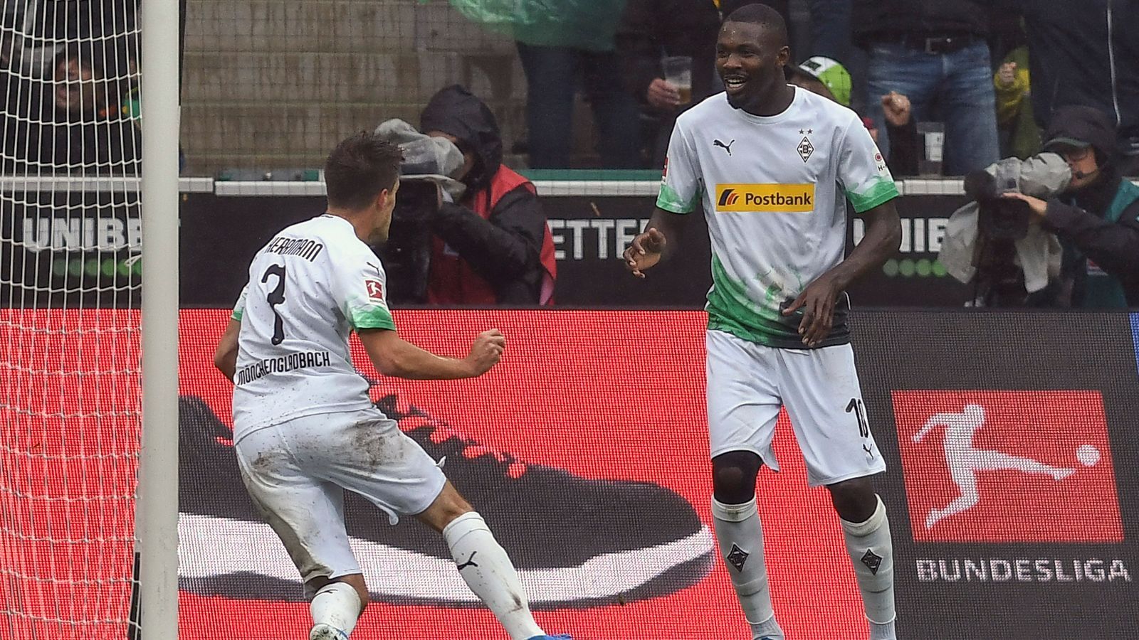 
                <strong>Marcus Thuram</strong><br>
                Wenn man den berühmten Nachnamen Thuram mal außen vorlässt, war der französische Weltmeister-Sohn Marcus bis vor seinem Gladbach-Wechsel ein normales Ligue-1-Talent vom Underdog EA Guingamp. Neun Millionen Euro ließ sich die Borussia den Sprössling vom 98er-Weltmeister Lilian Thuram angeblich kosten. "Sowohl mein Vater, der schon frühzeitig in Gladbach war und sich alles angeschaut hat, als auch ich selbst sind der Meinung, dass die Borussia genau der richtige Klub ist, um mich als Spieler zu entwickeln. Das gesamte Paket stimmt", sagte Thuram junior zuletzt dem "Kicker" über seinen Transfer in die Bundesliga. Sportlich hat der 22 Jahre alte Neuzugang Thuram in seiner neuen Heimat keinerlei Anpassungsschwierigkeiten, in sieben Einsätzen konnte der 1,92-Meter-Hüne immerhin schon fünf Scorerpunkte für sich verbuchen.
              