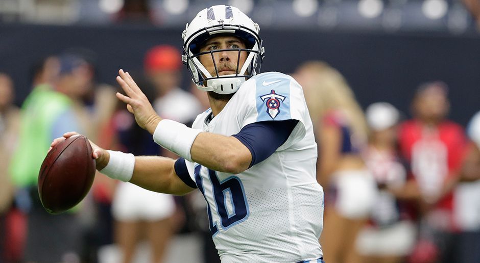 
                <strong>Tennessee Titans: Matt Cassel</strong><br>
                Weil sich Marcus Mariota in Woche vier verletzte, durfte Backup Matt Cassel erstmals diese Saison ran. Im Spiel gegen die Texans sorgte er für zwei Interceptions und keinen Touchdown. Eine Woche später warf er gegen die Dolphins für 141 Yards und einen Touchdown. Für einen Sieg reichte es bislang noch nicht. Sobald Mariota wieder voll einsatzfähig ist, darf Cassel auf der Bank Platz nehmen.
              