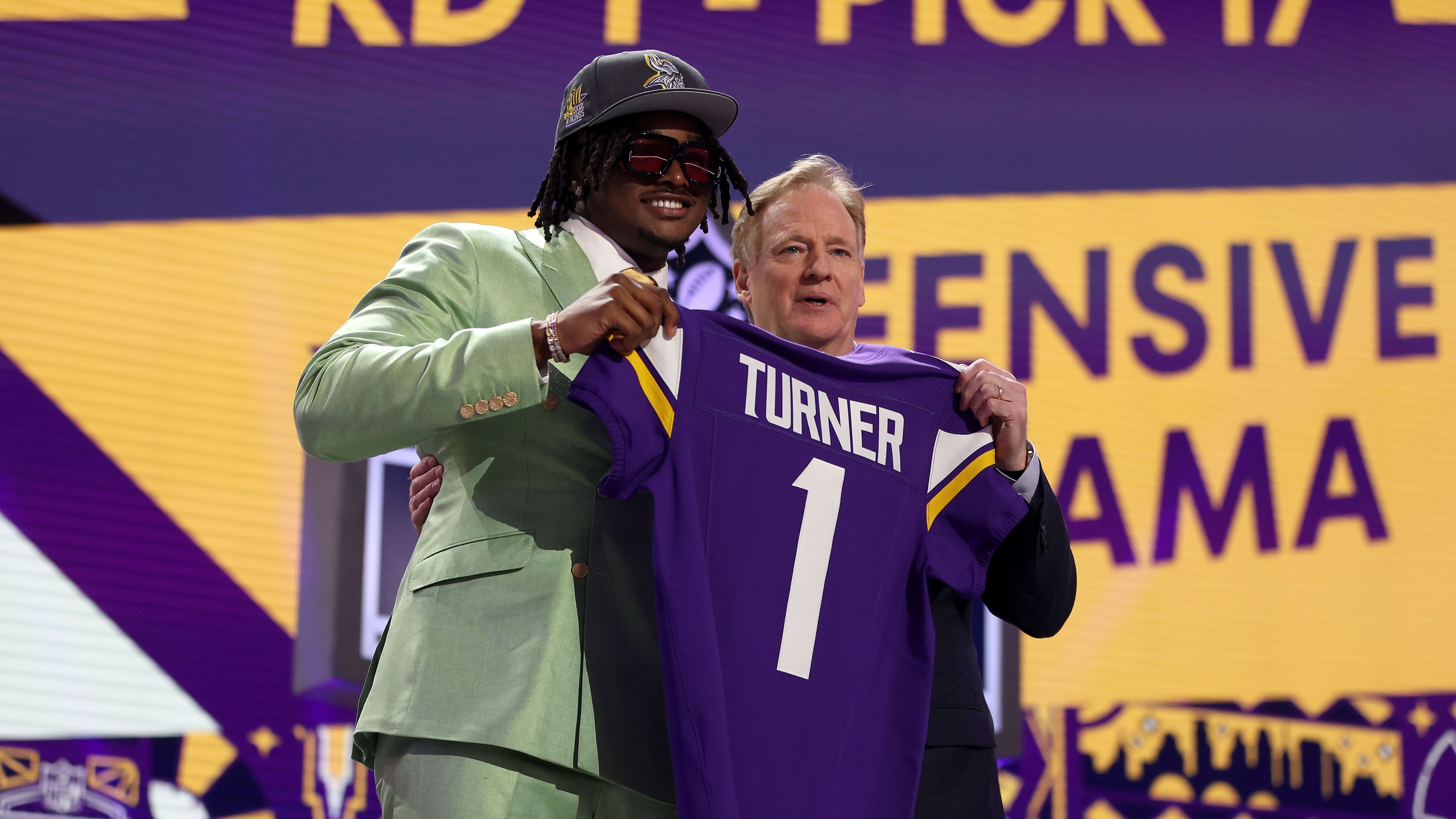 <strong>Pick 17: Minnesota Vikings (via Jacksonville Jaguars)</strong><br>Dallas Turner, Edge - Alabama<br>Prognostiziertes Gehalt: 15,46 Mio (Spotrac) | 15,77 Mio (Over The Cap)<br>Vertrag unterschrieben: <strong>-</strong>