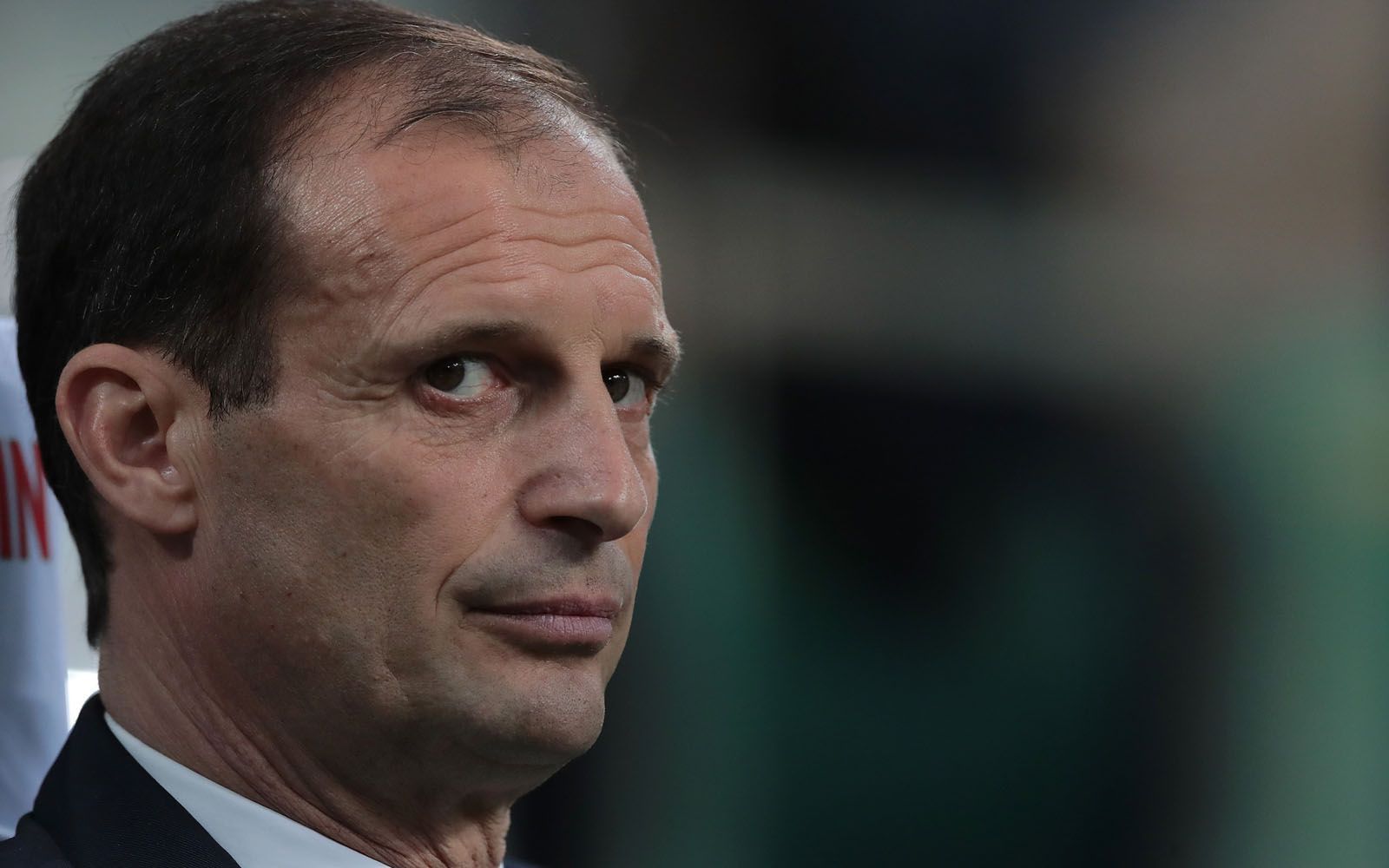 
                <strong>Trainerwechsel bei Juventus</strong><br>
                Juventus Turin und Trainer Massimiliano Allegri gehen künftig getrennte Wege. Die Erfolge des Italieners in seiner fünfjährigen Amtszeit beim Rekordmeister sind beachtlich: Fünf Meistertitel, davon in vier Spielzeiten das nationale Double. Darüber hinaus erreichte er zweimal das Finale der Champions League. Nun will die "Alte Dame" mit einem neuen Trainer einen neuen Zyklus angehen. 
              