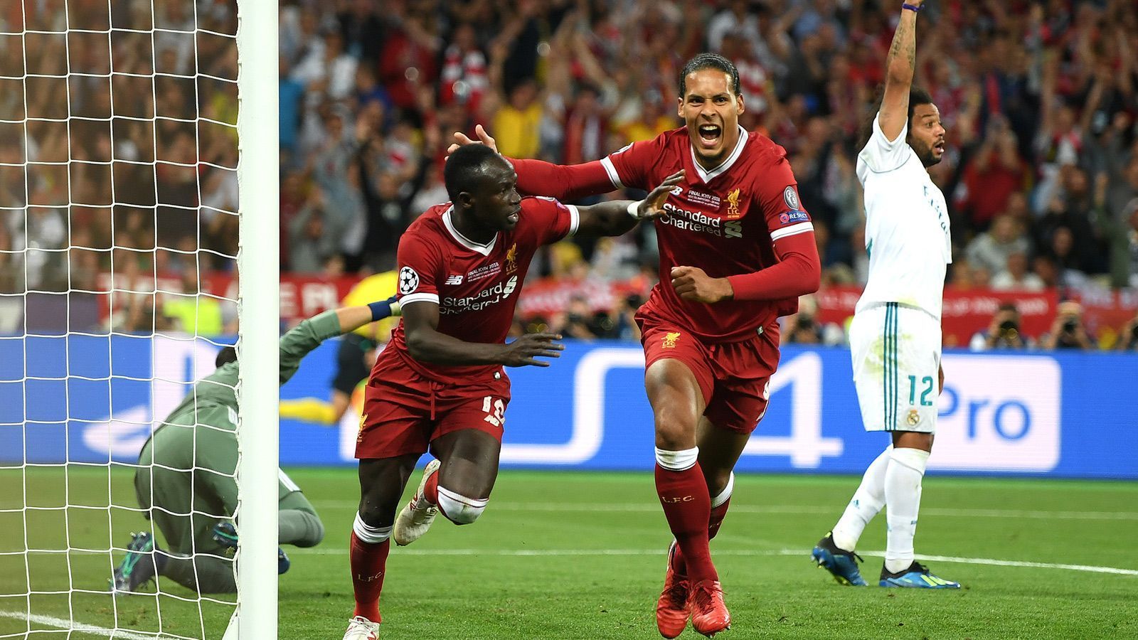 
                <strong>Sadio Mane (FC Liverpool)</strong><br>
                Zu Beginn bei langen Bällen oftmals auf sich alleingestellt, dabei aber nicht chancenlos im Dribbling gegen mehrere Gegenspieler. Nach der Auswechslung von Salah verpasst er es, das Spiel an sich zu reißen und taucht bis zur Pause ab. In der 55. Minute jedoch goldrichtig zur Stelle, als er Lovrens Kopfballvorlage aus drei Metern erahnt und eiskalt verwertet. In der Folge auffälligster Offensivakteur mit einem Pfostenschuss in der 70. Minute. ran-Note: 2
              