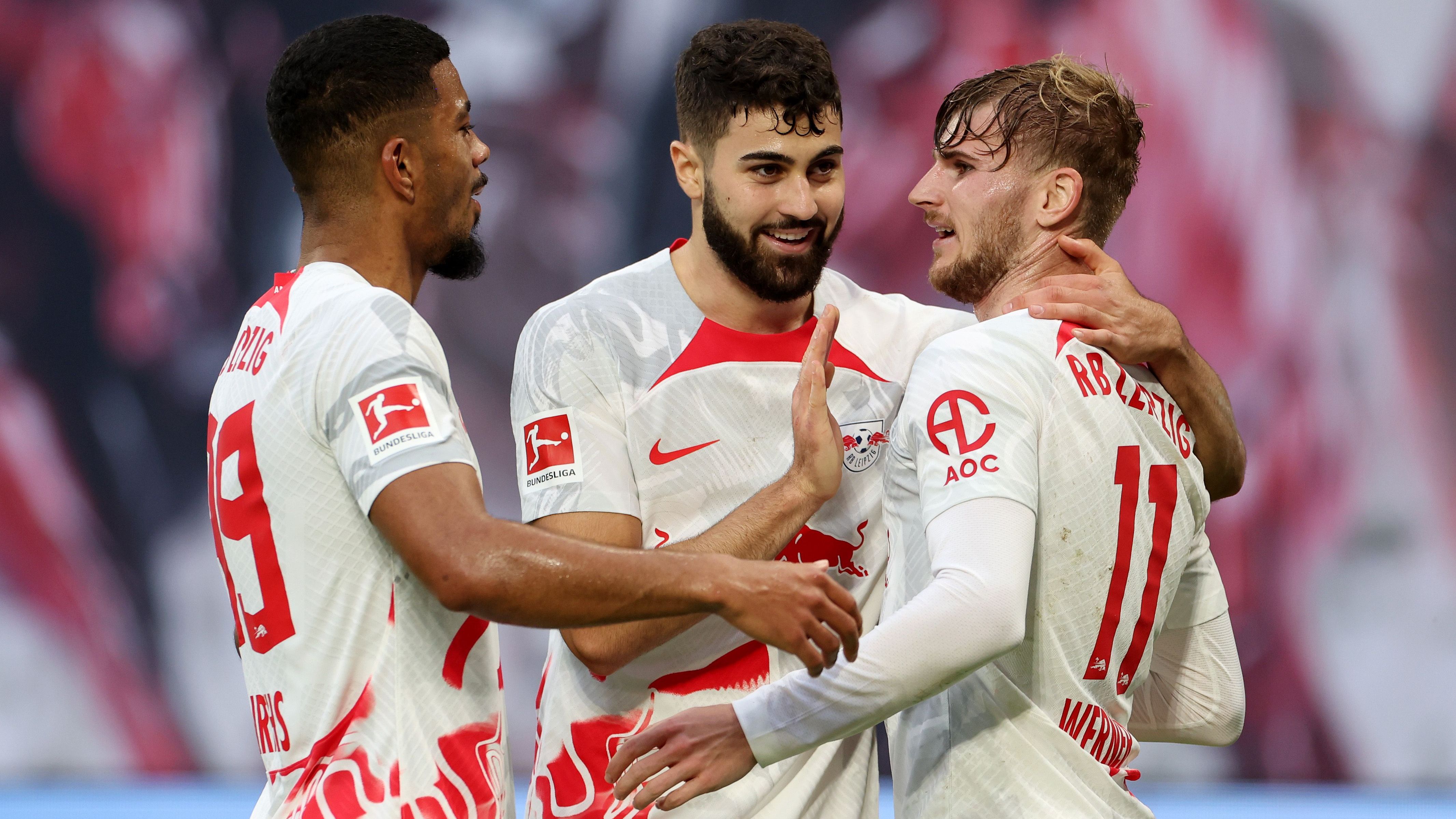 <strong>RB Leipzig</strong><br>Dass aber auch RB Leipzig für einige Stars nicht die Endstation, sondern viel mehr ein Sprungbrett ist, zeigten bislang beispielsweise Spieler wie Josko Gvardiol (für 90 Millionen Euro zu Manchester City), Dominik Szoboszlai (für 70 Millionen Euro zum FC Liverpool), Christopher Nkunku (für 60 Millionen Euro zum FC Chelsea) oder Dani Olmo (für 55 Millionen Euro zum FC Barcelona). Millionen-Einnahmen, um sie in neue Talente investieren zu können. Hinter dem RB-Imperium steckt eben auch ein knallhartes Geschäftsmodell.