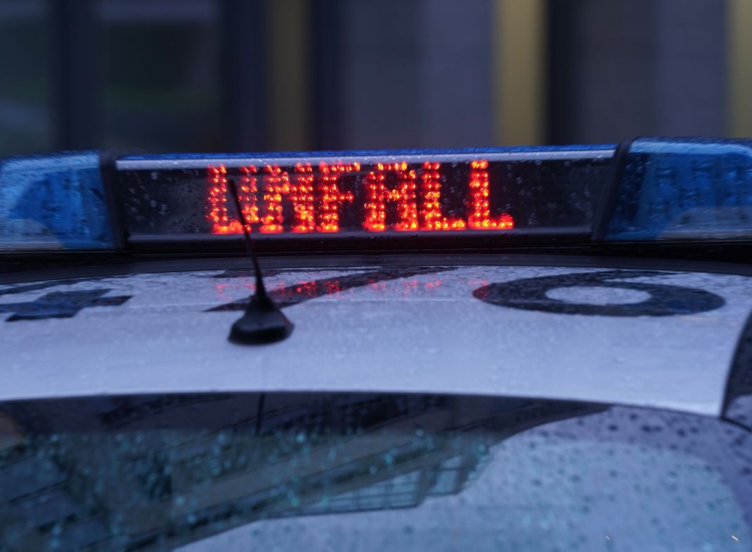 Nach einem schweren Autounfall bei Cadolzburg im Landkreis Fürth schwebt ein 65-Jähriger in Lebensgefahr.