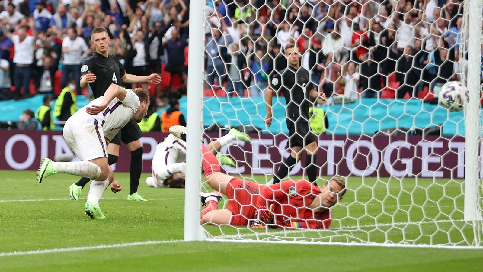 
                <strong>EM-Endrunde 2021: England - Deutschland 2:0 (0:0)</strong><br>
                ... Nach diesem Tor schaffte es Deutschland nicht mehr, zurück ins Spiel zu kommen, stattdessen erzielte Harry Kane in der 86. Minute den Treffer zum 2:0 für die Engländer, die in weiterer Folge bis ins EM-Endspiel vordrangen, wo die "Three Lions" gegen Italien im Elfmeterschießen unterlagen. 
              