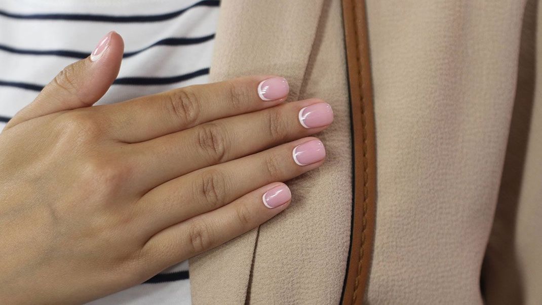 Von French Nails bis hin zu graphischen Querstreifen als Eyecatcher Nail Polish – hier findet ihr Nail Design Ideen, das eure Fingernägel optisch breiter machen.