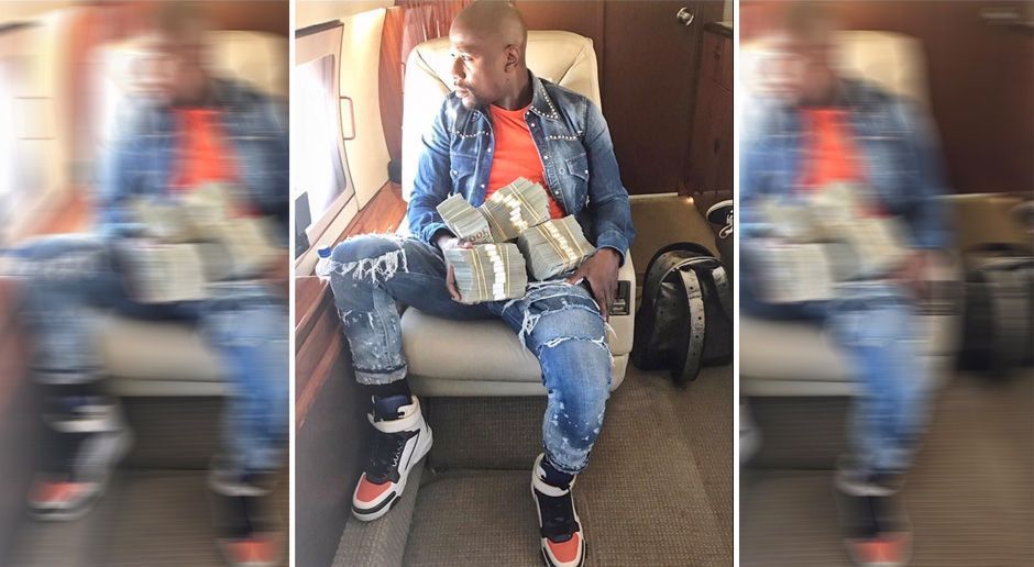 
                <strong>Floyd Mayweather mit Mega-Gewinn</strong><br>
                Floyd "Money" Mayweather hat seinem Spitznamen mal wieder alle Ehre gemacht. Der zurückgetretene Boxchampion postete dieses Bild auf Twitter mit den Worten: "Ich habe auf Isaiah Thomas gewettet." In den NBA-Playoffs hat der Star der Boston Celtics mit 53 Punkten einen Sahnetag gegen die Washington Wizards erwischt und sein Team zu einem 129:119-Sieg geführt. Das hat sich offenbar auch für Mayweather gelohnt: Auf seinem Schoß sollen 40 Bündel a 10.000 US-Dollar liegen - macht insgesamt einen Gewinn von 400.000 Dollar. Wie viel der 40-Jährige gesetzt hat, ist nicht bekannt.Der Mega-Fight Floyd Mayweather vs. Conor McGregor - in der Nacht auf 27. August ab 3:00 Uhr live auf DAZN #daznfightclub
              