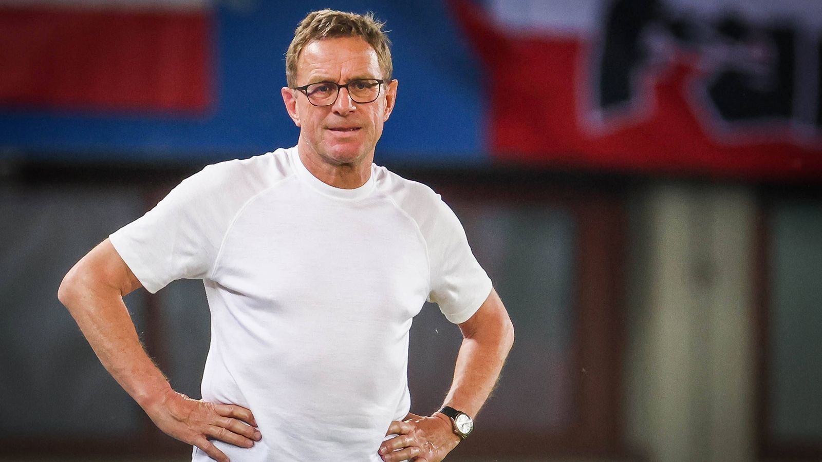 
                <strong>Ralf Rangnick</strong><br>
                Ein weiterer deutscher Trainer, der gerne beim DFB gearbeitet hätte, sich aufgrund des Desinteresses seines Heimatverbandes aber für ein Engagement als ausländischer Nationaltrainer entschied. Da er nun bei Österreich bis mindestens zur EM 2024 im Wort ist und auf dem besten Weg, sich für die Endrunde zu qualifizieren, ist ein vorheriger Wechsel nahezu ausgeschlossen – könnte aber danach wieder ein Thema werden. 
              