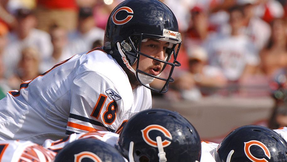 
                <strong>Platz 2: Kyle Orton</strong><br>
                Kyle Orton (Chicago Bears, 2005, 8 Siege in Serie): Manch ein Bears-Fan wird sich angesichts der aktuellen Situation gerne an die Saison 2005 zurückerinnern. Rookie Kyle Orton übernahm für den verletzten Rex Grossman und den schwachen Back-up Chad Hutchinson und führte die Bears mit acht Siegen in die Playoffs. Dort übernahm Grossman wieder und verlor prompt gegen Carolina.
              