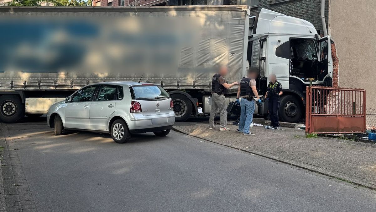 Sattelschlepper fährt in Wohnhaus