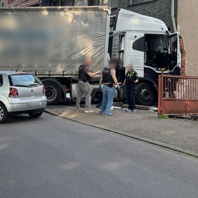 Sattelschlepper fährt in Wohnhaus