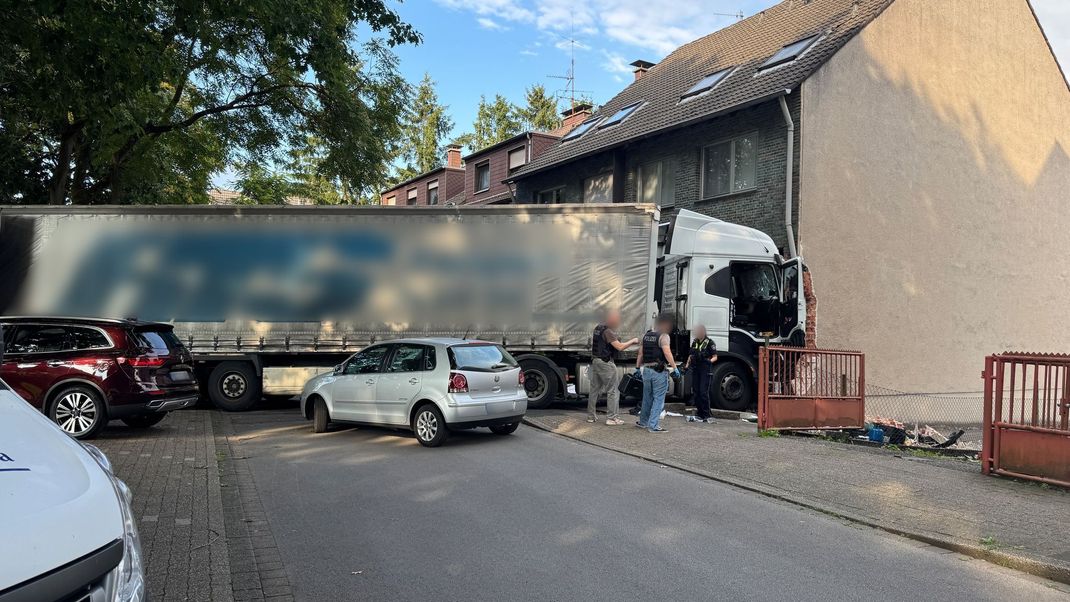 Der Fahrer des Sattelschleppers kam nach ersten Erkenntnissen ebenso ums Leben wie eine Passantin.