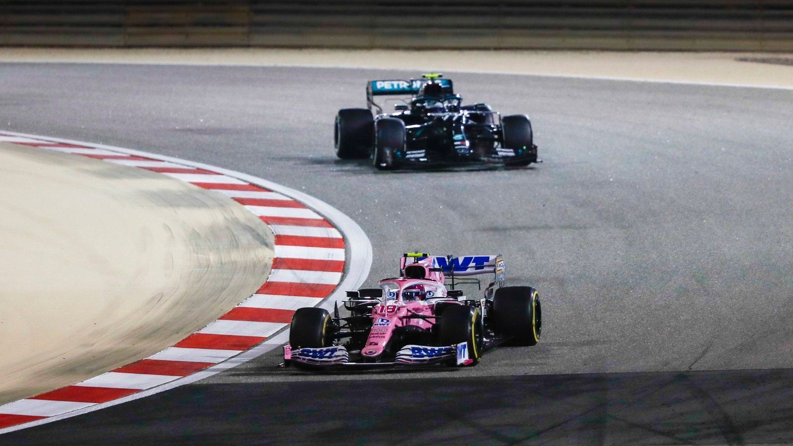 
                <strong>Anti-Kopier-Regel 2.0</strong><br>
                In der vergangenen Saison kopierte Racing Point diverse Teile von den Mercedes-Boliden. Etwas derartiges soll 2021 nicht mehr möglich sein. Klare Regeln besagen, was ein Team darf und was nicht. Fotos und persönliche Beobachtungen als Vorlage sind weiter möglich, die Auswertung von Daten dagegen verboten.
              