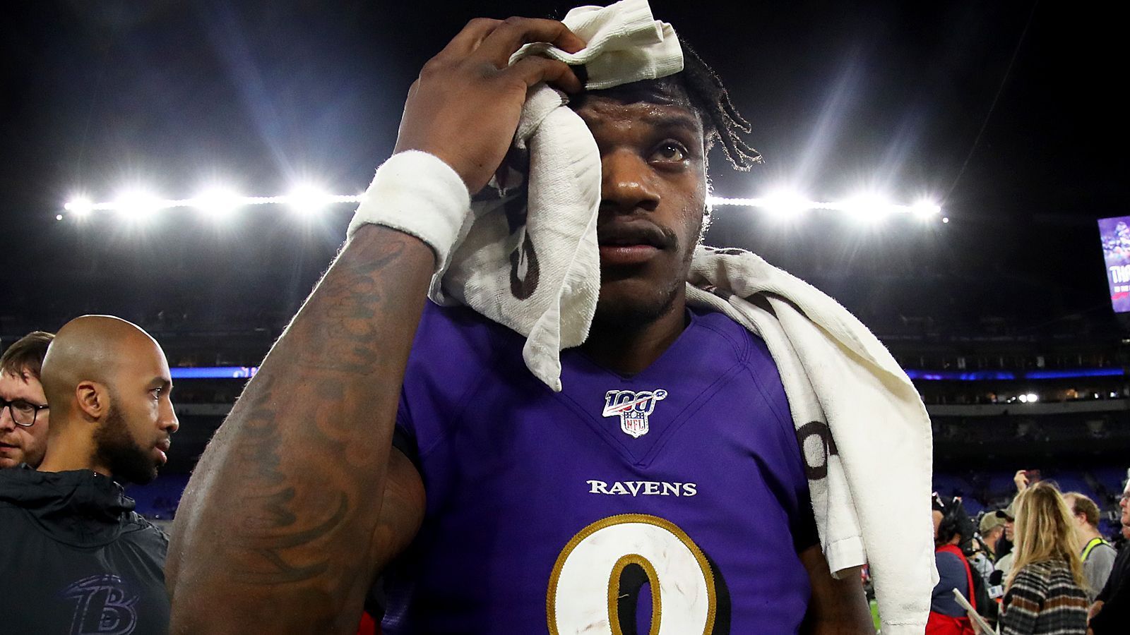 
                <strong>Lamar Jackson (Baltimore Ravens)</strong><br>
                Same procedure as last year: In den Playoffs ist es vorbei mit der Herrlichkeit bei den Baltimore Ravens und speziell bei Lamar Jackson. Der MVP-Favorit lieferte zwar mit 365 Passing Yards und vor allem 143 Yards per Runs überragende Zahlen. Allerdings sprang dabei nur ein Touchdown-Pass heraus. Demgegenüber stehen mit zwei Interceptions und einem Fumble for lost gleich drei Ballverluste. Da stellt sich die Frage: Ist der erst vor wenigen Tagen 23 Jahre jung gewordene Heisman-Trophy-Sieger von 2016 für die Playoffs noch zu grün hinter den Ohren?
              