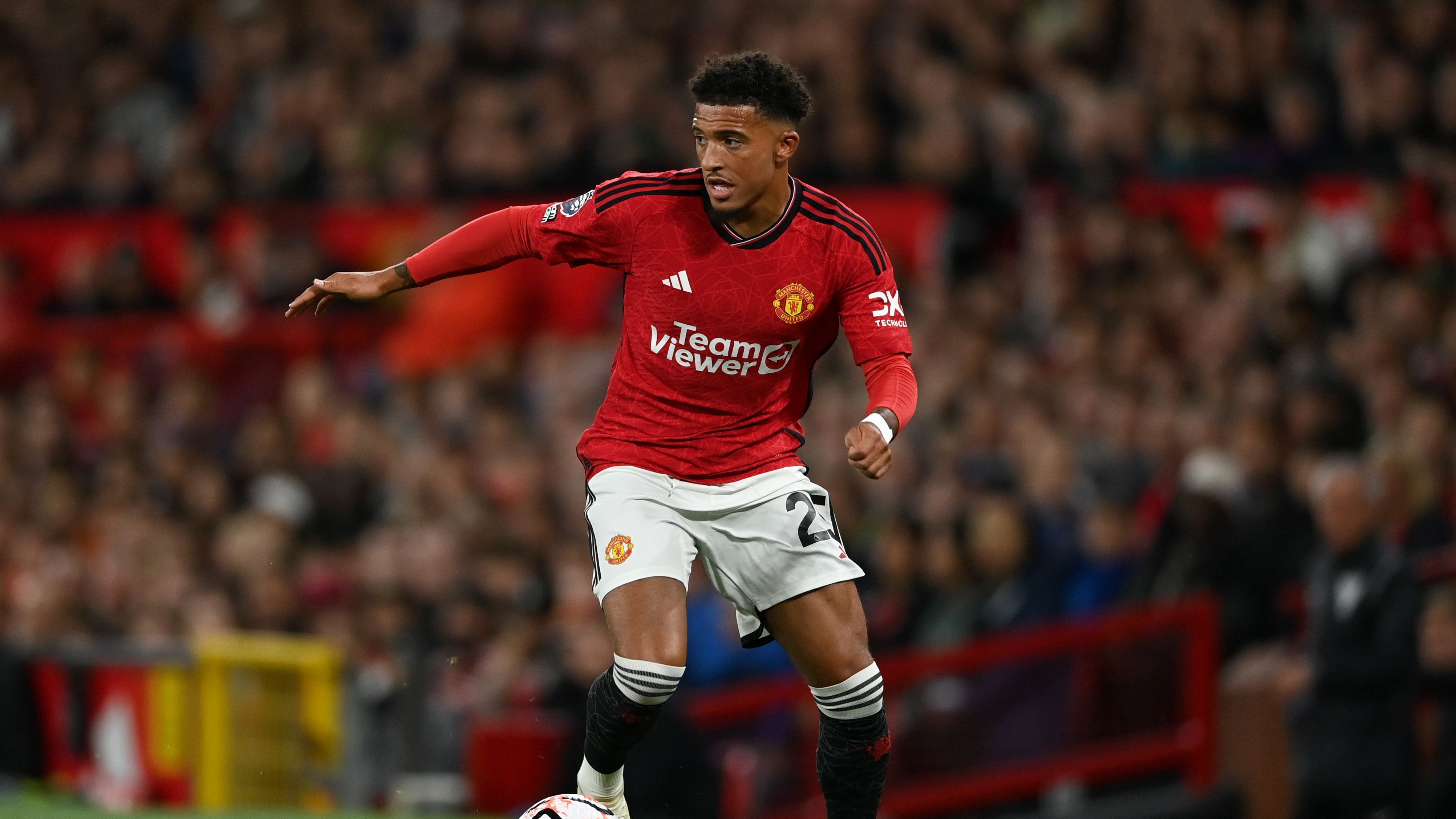 <strong>Jadon Sancho (Manchester United)<br></strong>Er könnte als einer der größten Fehlkäufe der Geschichte von Manchester United eingehen. Jadon Sancho steht wohl vor einem Abgang im kommenden Winter. Die Ablöse soll dabei "nur" noch 30 Millionen Euro betragen - 55 Millionen Euro weniger als die "Red Devils" einst an Dortmund überwiesen haben. Das Verhältnis des Briten zu Trainer ten Hag sei wohl irreparabel zerstört, berichtet "Corriere dello Sport".