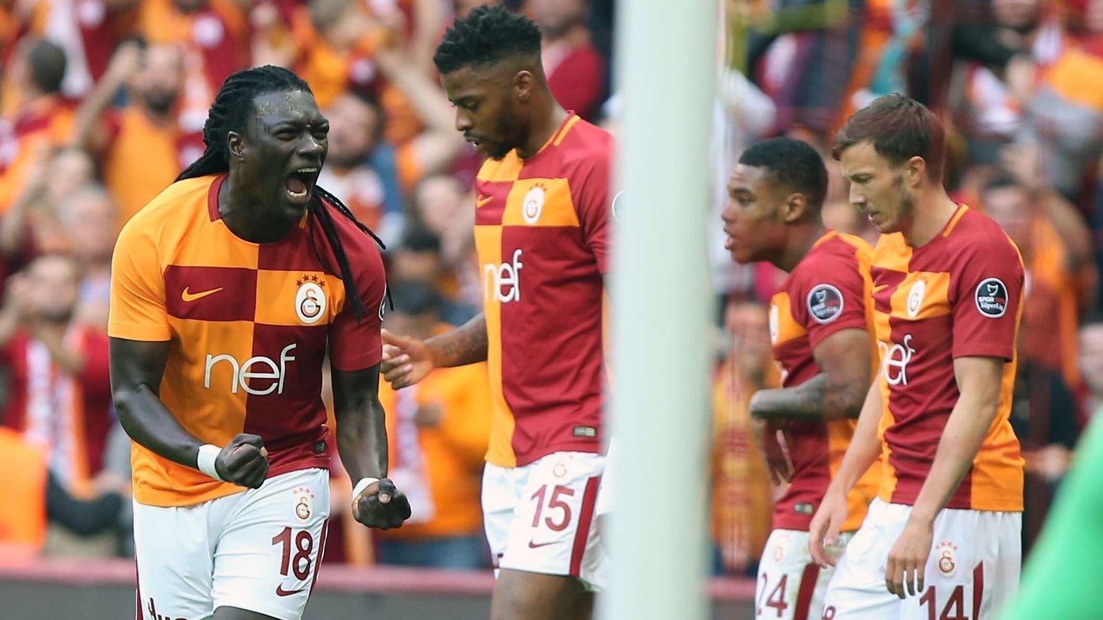 
                <strong>Türkei: Galatasaray Istanbul</strong><br>
                Im engen Titelrennen der türkischen Süper Lig behielt Galatasaray am Ende mit 75 Punkten die Oberhand und sicherte sich den 21. Meistertitel der Vereinshistorie, den ersten seit 2015. Am letzten und entscheidenden Spieltag gewann "Gala" auswärts bei Aufsteiger Göztepe mit 1:0 und brachte somit den Vorsprung vor Fenerbahce Istanbul (72 Punkte) ins Ziel. Mit 29 Treffern stellt Galatasaray auch den Torschützenkönig: Bafetimbi Gomis. Der Franzose erzielte bei Göztepe den entscheidenden Treffer zum Titelgewinn. Für Trainer Fatih Terim ist der Titel im Jahr 2018 bereits der siebte in der Süper Lig - allesamt mit Galatasaray errungen!
              