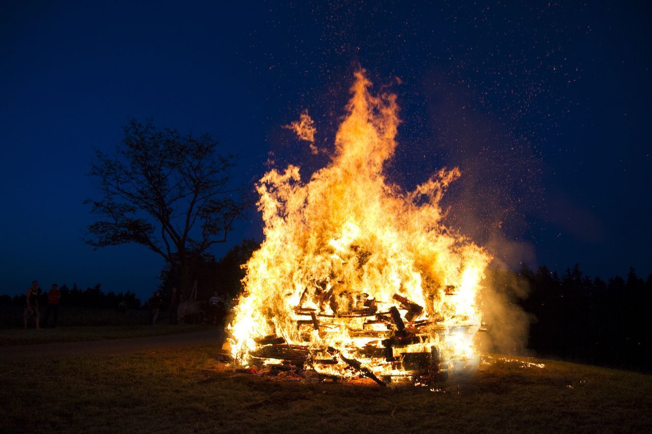 Stattdessen finden in der biblischen Pfingstgeschichte Flammen und Feuer Erwähnung und symbolisieren die Erleuchtung durch den Heiligen Geist. Pfingstfeuer werden auch heute noch in vielen Ortschaften als Tradition entfacht. 