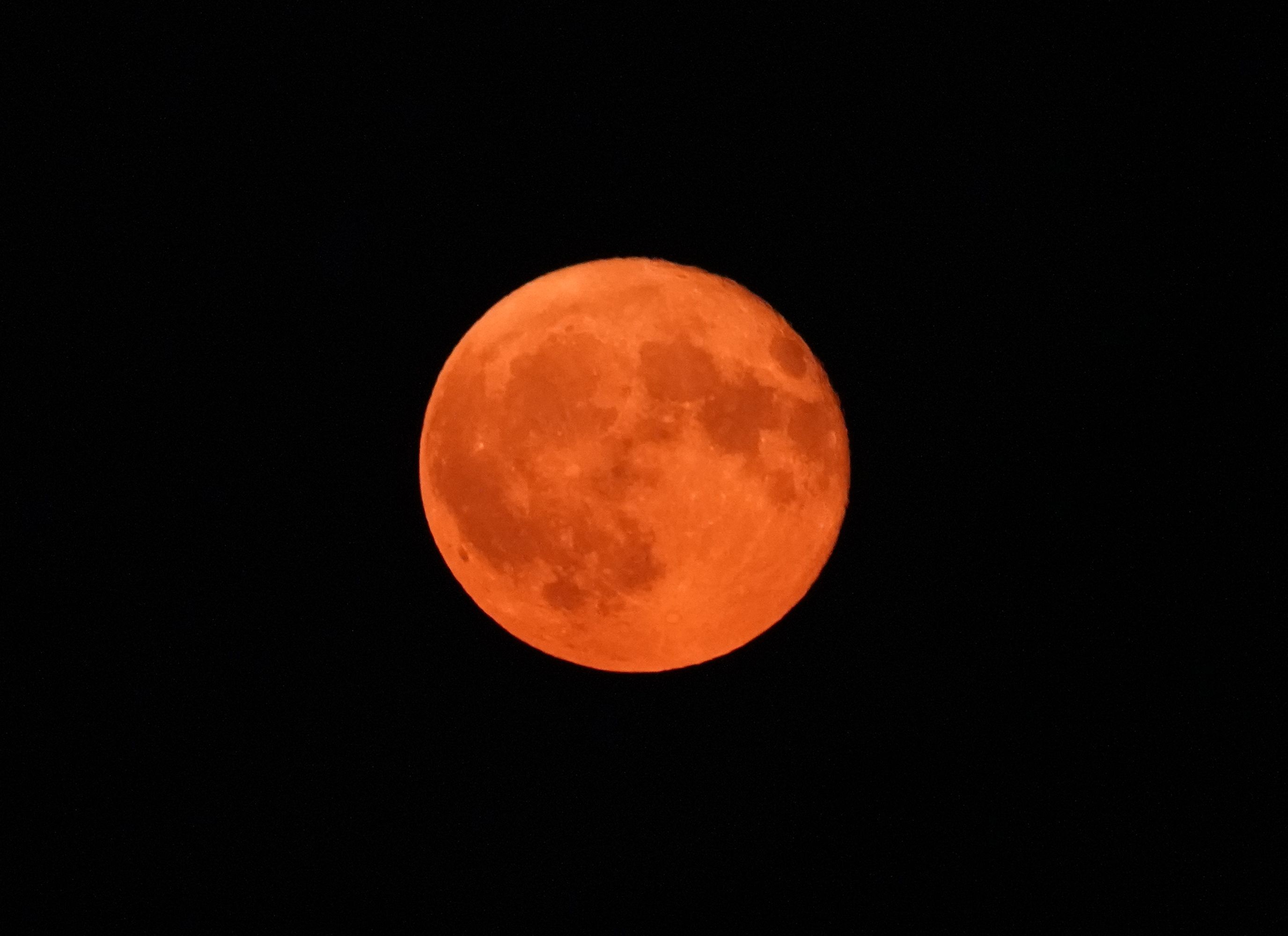 Der Blutmond im Juni 2023. Ist der Mond rötlich gefärbt, dann steht die Erde zwischen Mond und Sonne. Der Mond steht dann also im Schatten der Erde, weswegen die Sonne ihn nicht komplett anstrahlt, wie es sonst der Fall ist.&nbsp;
