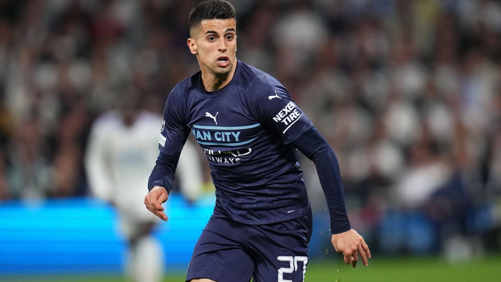 
                <strong>Abwehr: Joao Cancelo (Manchester City)</strong><br>
                Joao Cancelo war der wohl beste Außenverteidiger der vergangenen CL-Saison, ohne wirklich Außenverteidiger gespielt zu haben. Wer Pep Guardiola kennt, der weiß, dass er von ihm fordert, bei Ballbesitz immer wieder das Zentrum zu besetzen. Im speziellen City-System hat Cancelo das beinahe immer fehlerlos gespielt, womit er sich den Platz in unserer Elf verdient hat.
              