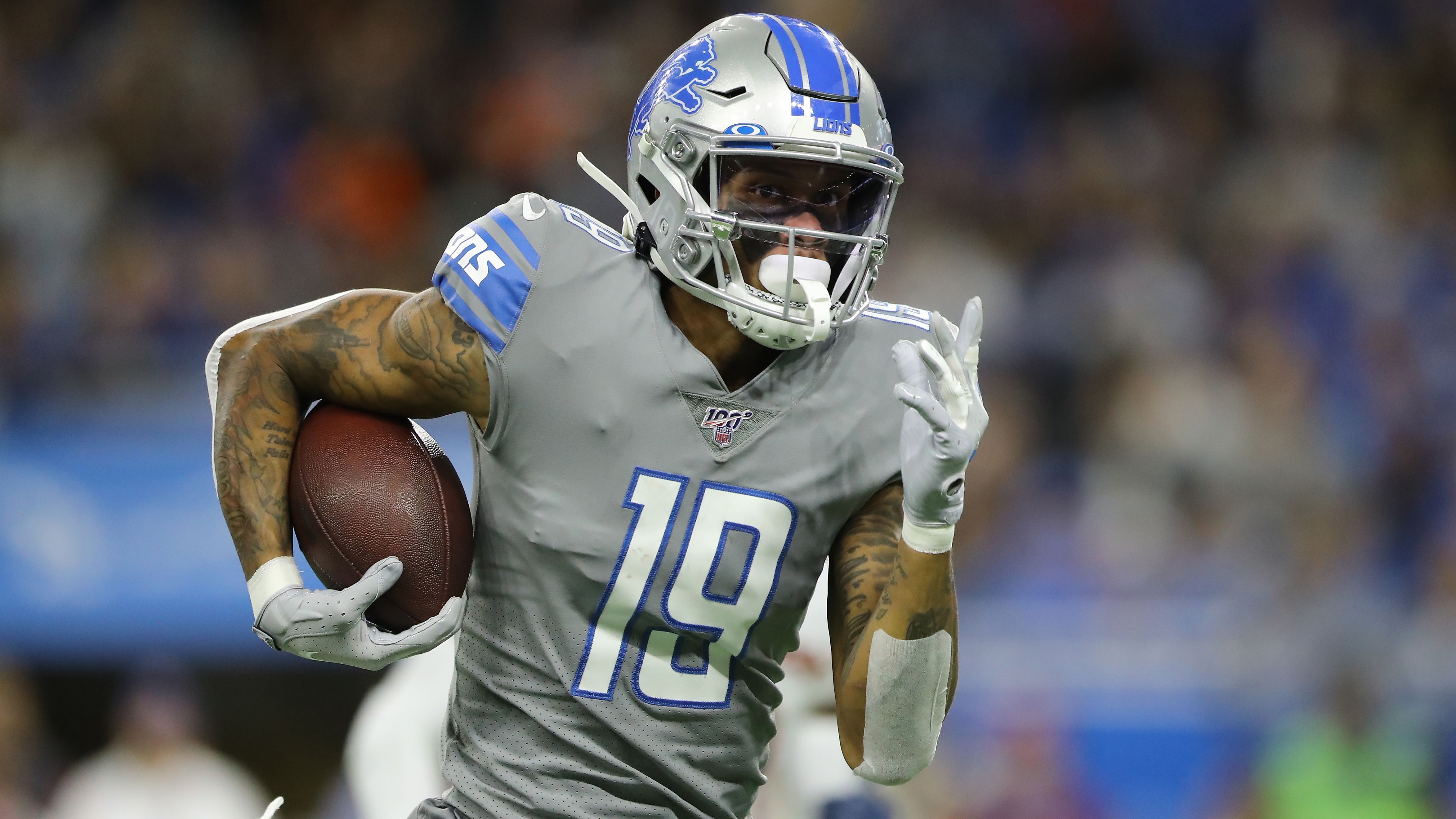 
                <strong>Golladay darf Detroit verlassen - zum Missfallen von Goff</strong><br>
                Die Tage von Wide Receiver Kenny Golladay im Trikot der Detroit Lions sind gezählt. Nachdem sich die Lions gegen den Tag entschieden, dürfte es dem 27-Jährigen nicht an Angeboten mangeln. So sollen die New England Patriots bereits ihre Fühler ausgestreckt haben. Für den neuen Quarterback Jared Goff bedeutet der Golladay-Abgang im Umkehrschluss den ersten herben Rückschlag. Der Klub soll kaum Anstalten gemacht haben, den Spieler vom Bleiben zu überzeugen. Die Receiver-Gruppe kommt nun trotz der Verpflichtung von Tyrell Williams gebeutelter denn je daher.
              