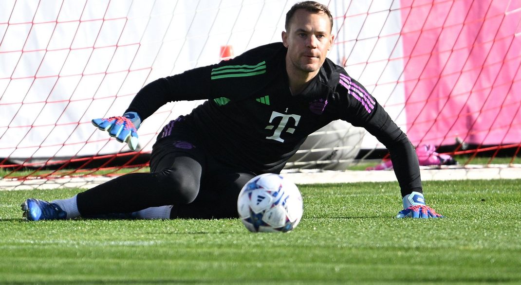 Torwart Manuel Neuer in Aktion während einer Trainingseinheit des FC Bayern München.