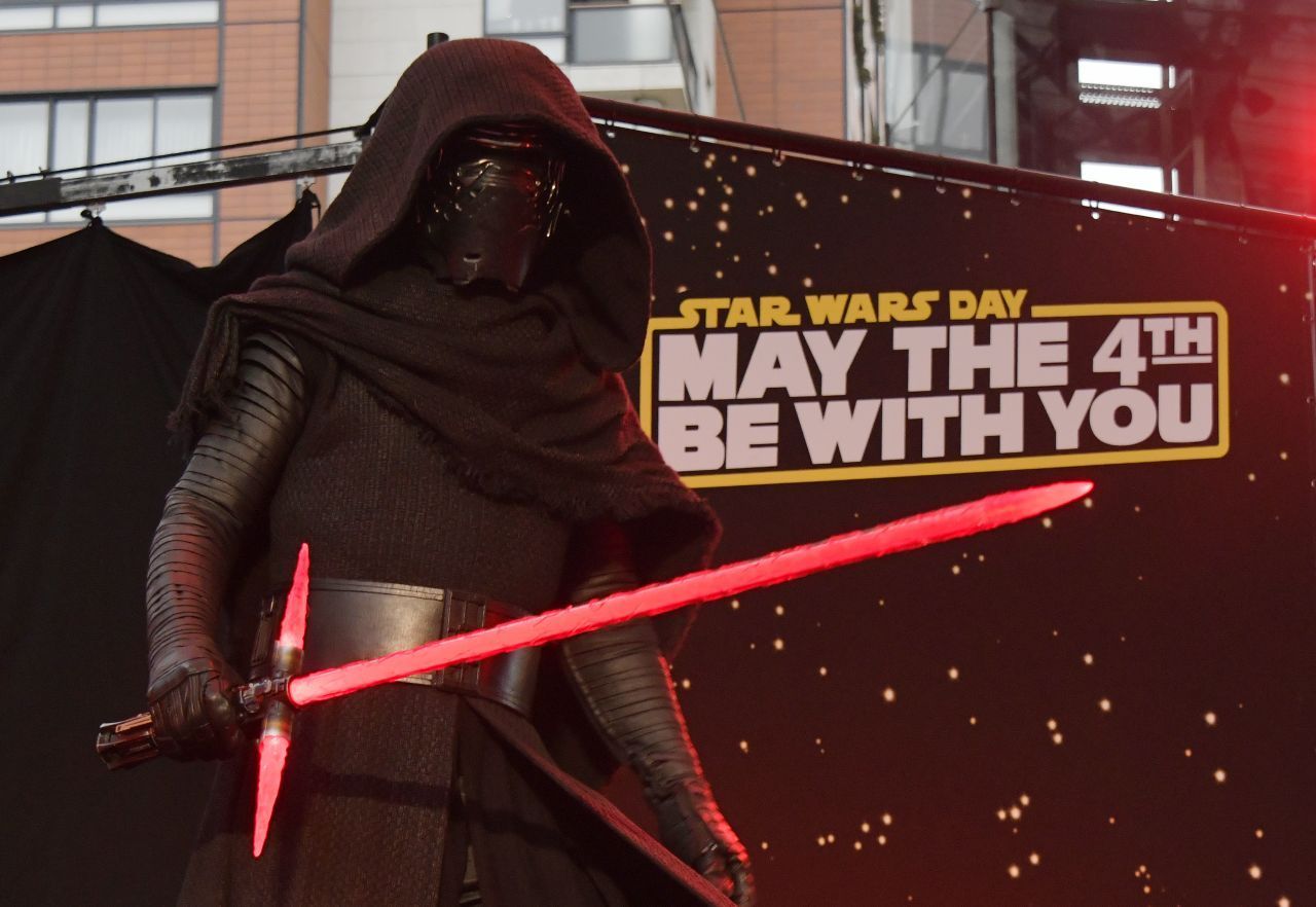 "Star Wars" Day wird in der ganzen Welt gefeiert - auch in Tokio wie hier im Jahr 2019. Ist das der echte Kylo Ren?